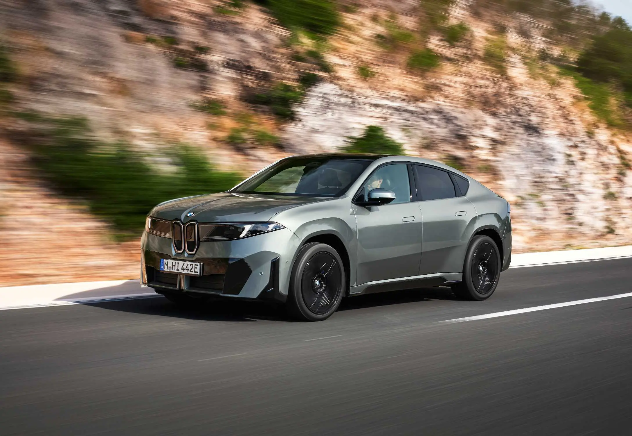 BMW iX4 debutează cu până la 828 km autonomie și 612 CP