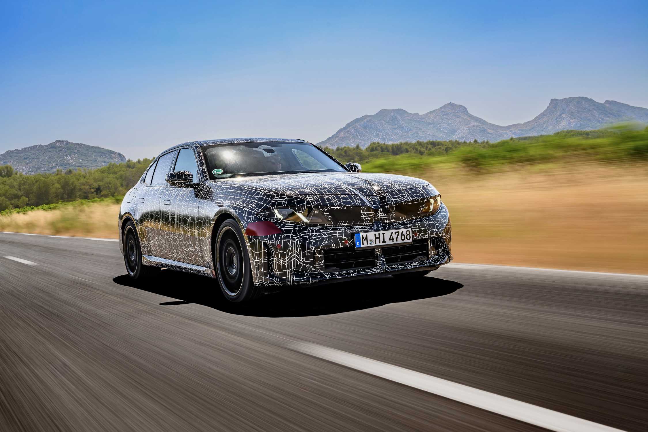 Noul BMW M350 xDrive are 443 CP și un mod care trimite toată puterea către roțile din spate