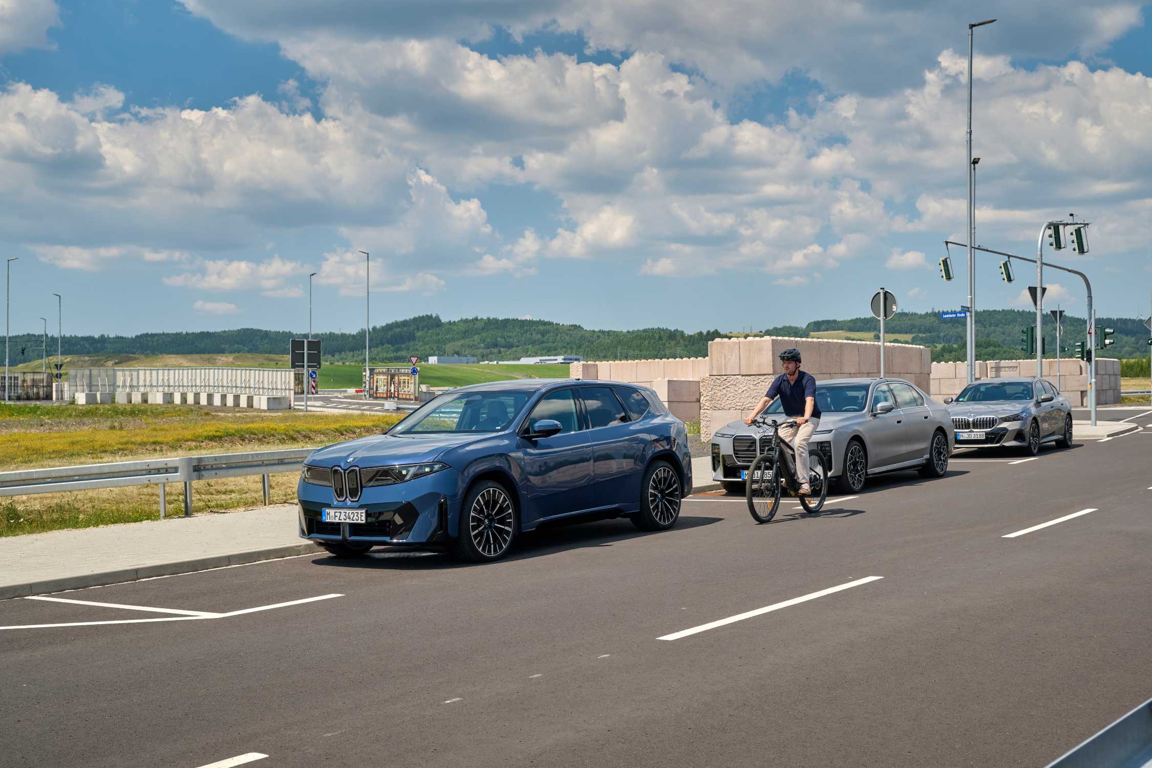 BMW extinde sistemele de siguranță standard: portiere care întârzie deschiderea și frânare la manevre