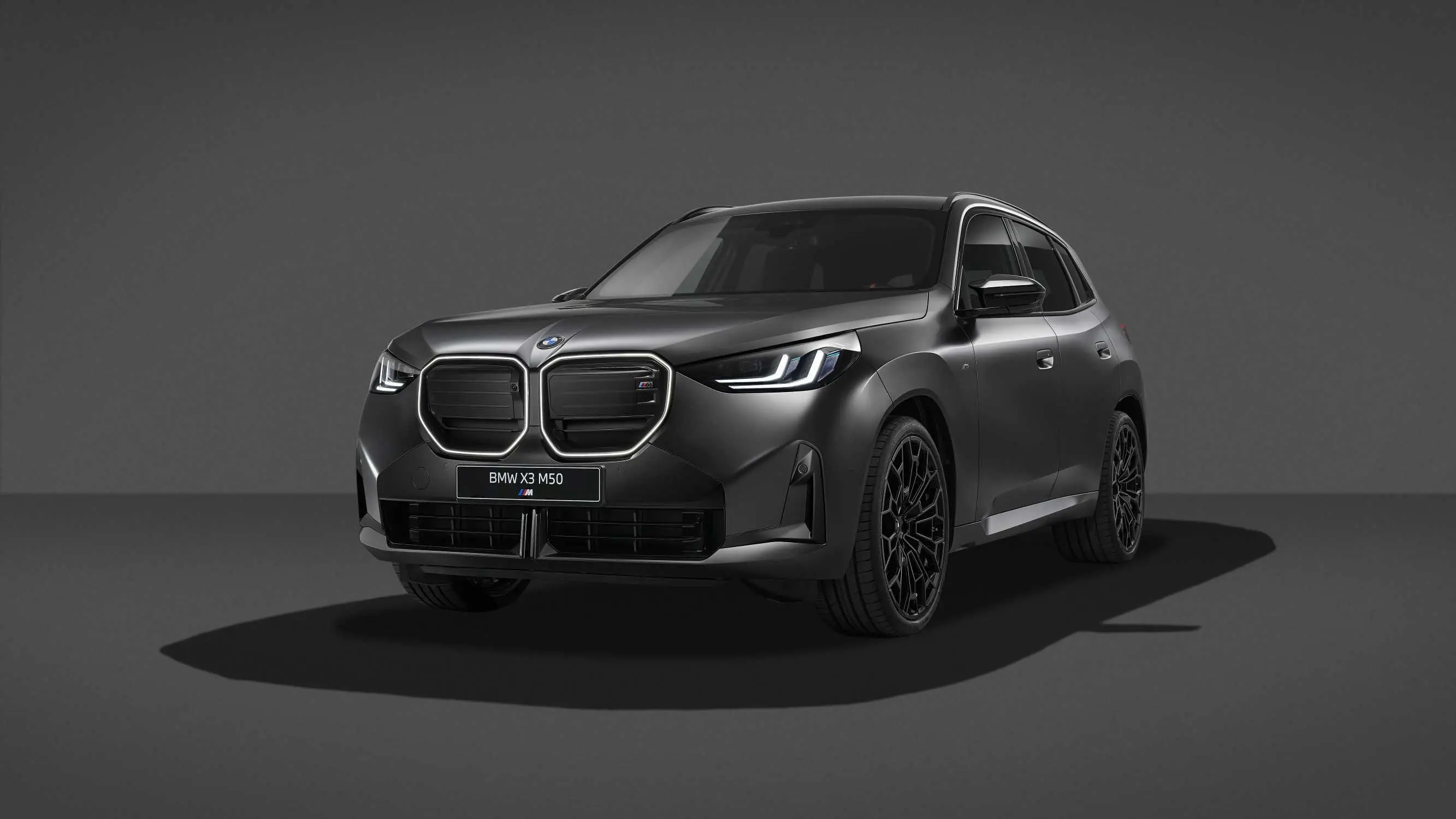 BMW X3 M50 xDrive ajunge la 443 CP și primește un Black Package