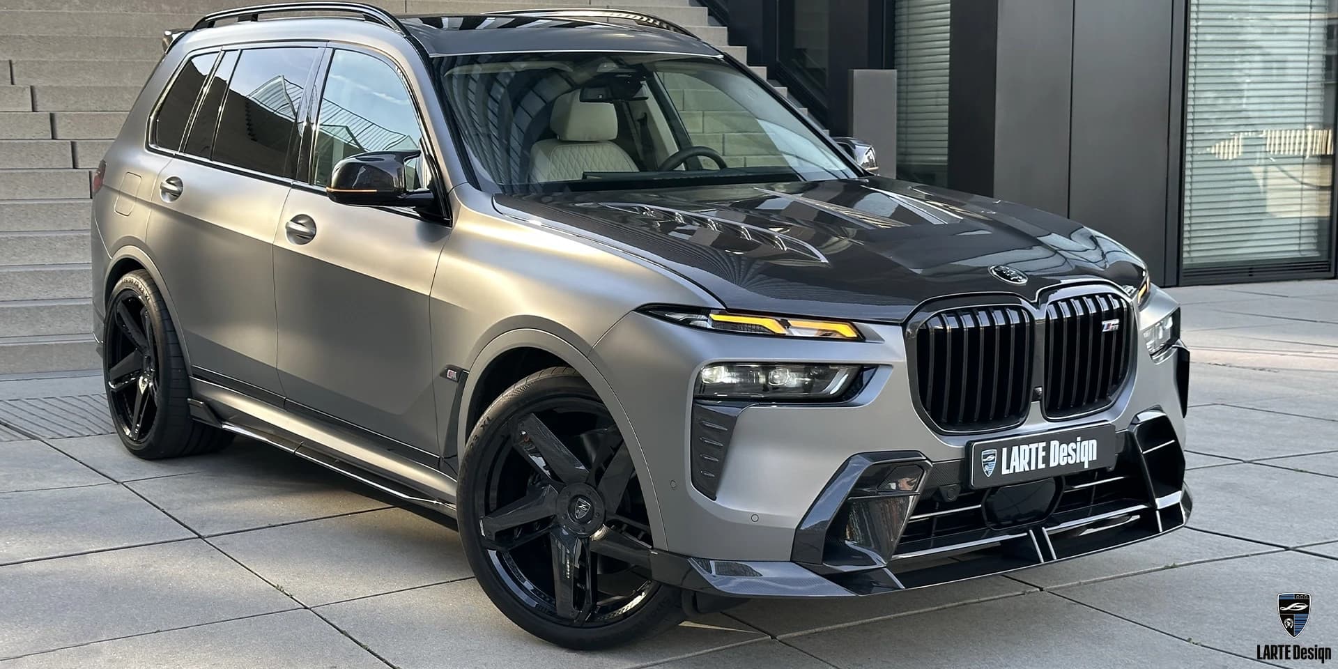 BMW X7 primește un kit Larte cu 14 elemente din carbon. Modificările nu cresc puterea SUV-ului