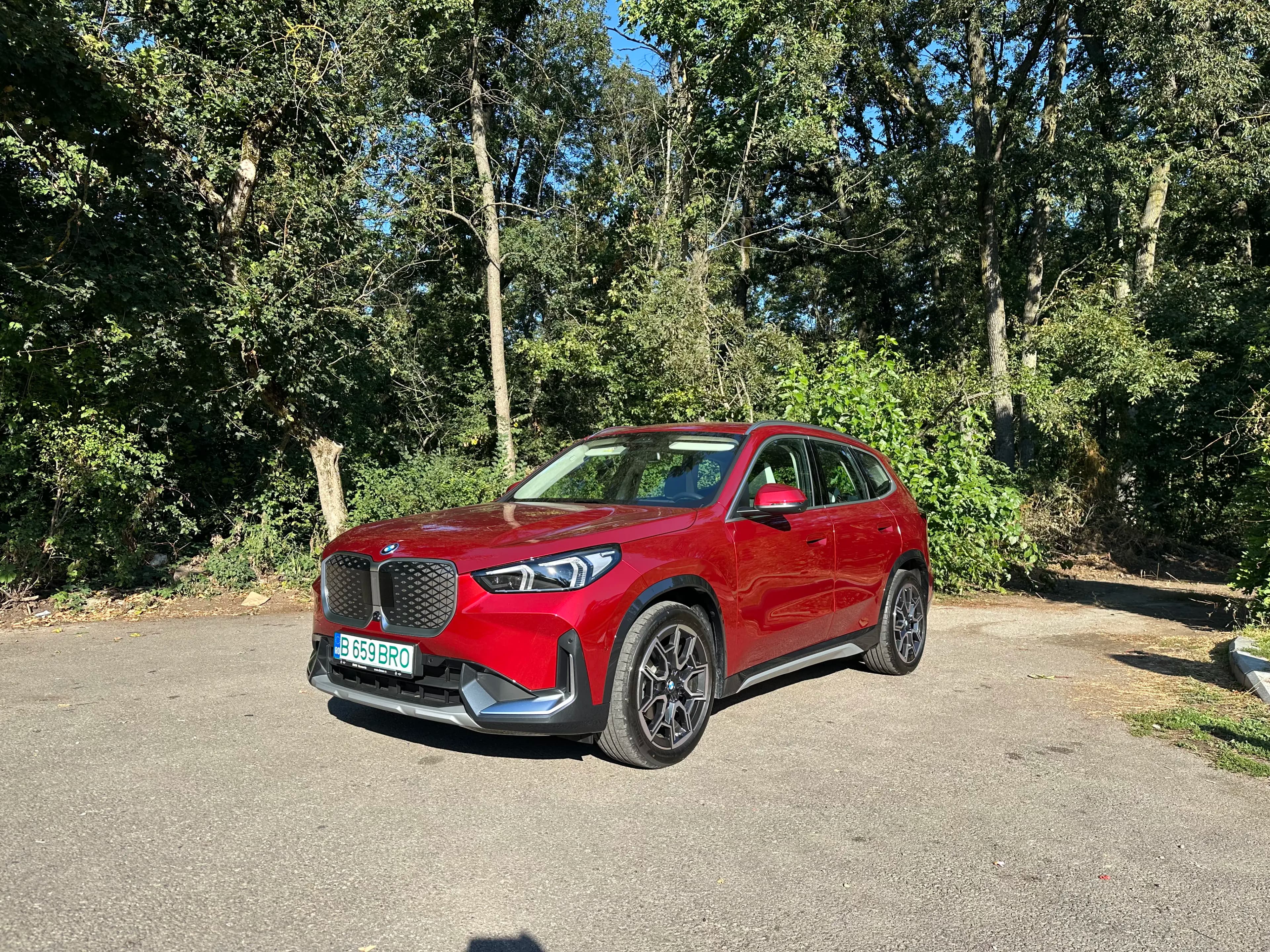 Test drive BMW iX1 eDrive20 2026: SUV-ul electric BMW care pune confortul și eficiența înaintea performanței