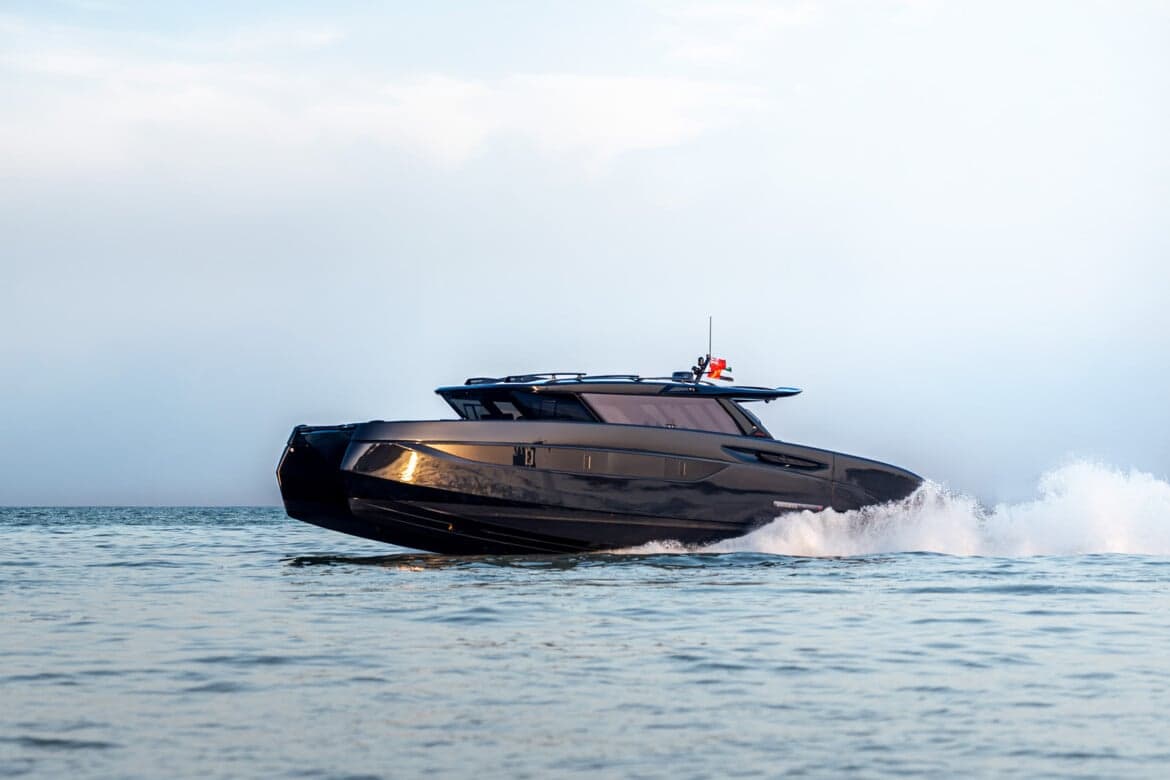 Brabus Ultima 55: catamaranul din carbon cu 1.450 CP și peste 74 km/h