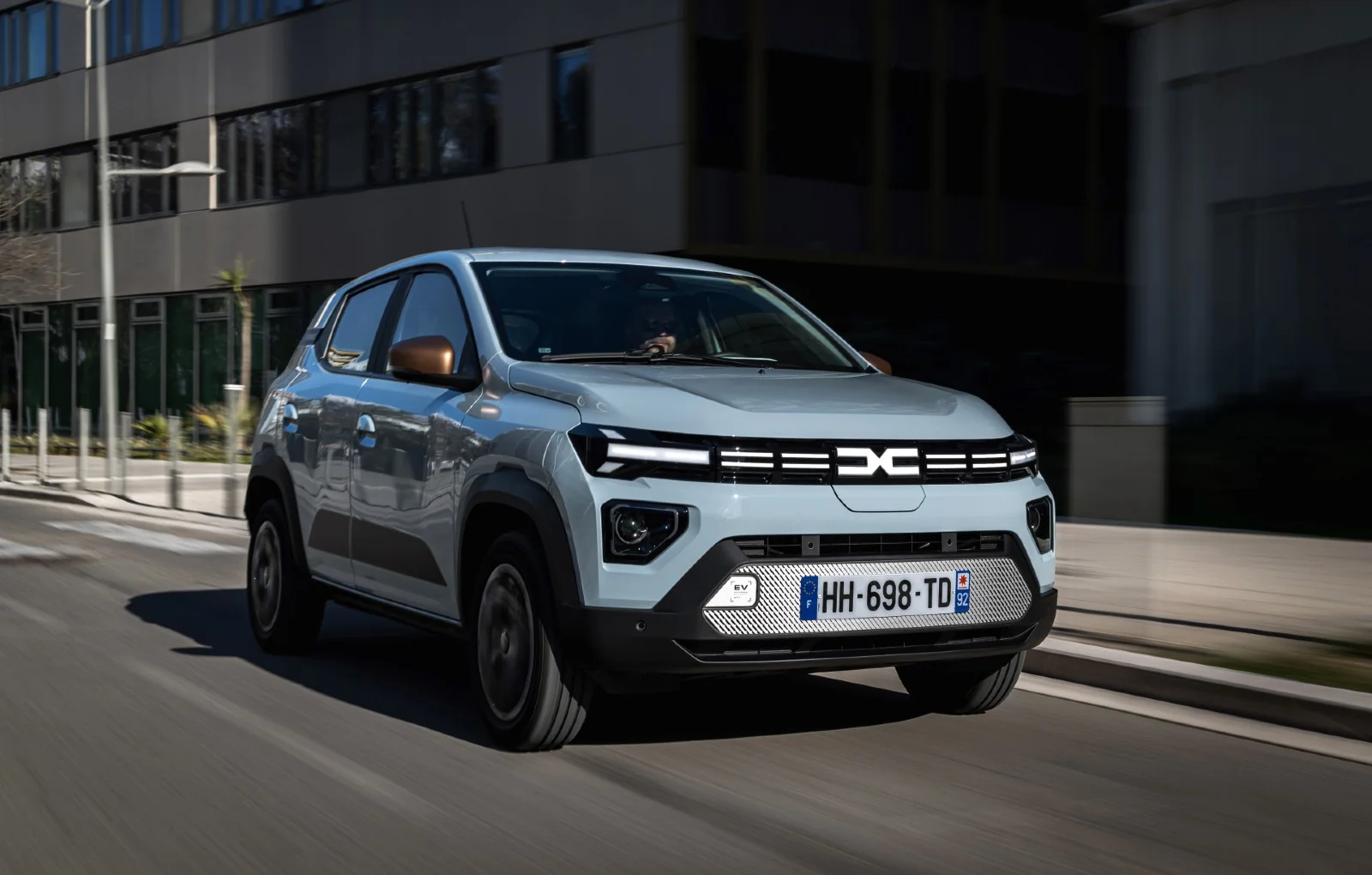 Comenzi disponibile acum pentru modelele Dacia Spring de 70 CP și 100 CP