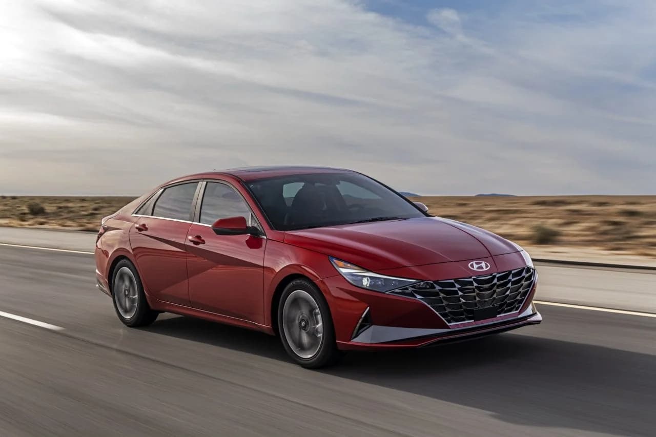 Hyundai Elantra 2027 ar putea reveni în Europa: ce arată primele imagini spion și de ce contează pentru România