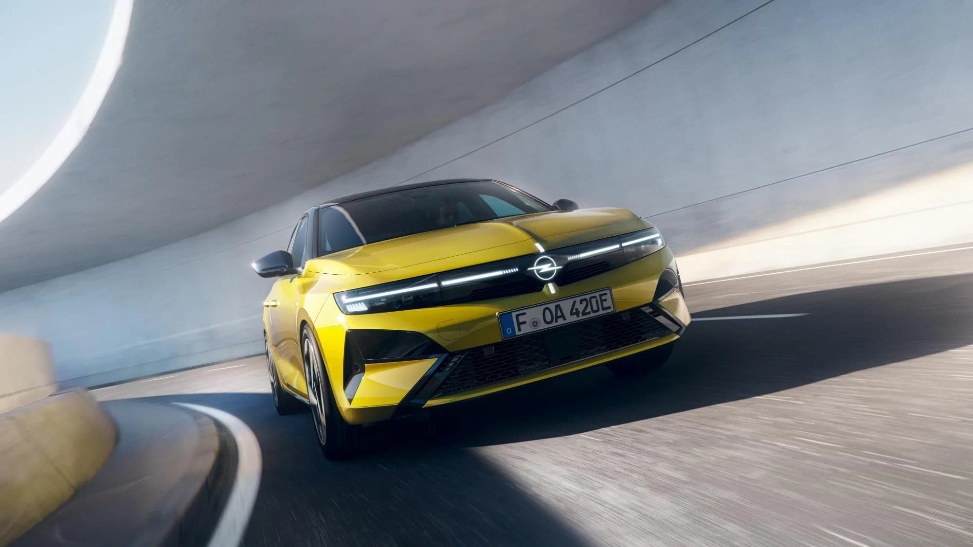 Noul Opel Astra facelift: faruri LED adaptive și autonomie extinsă la versiunea electrică