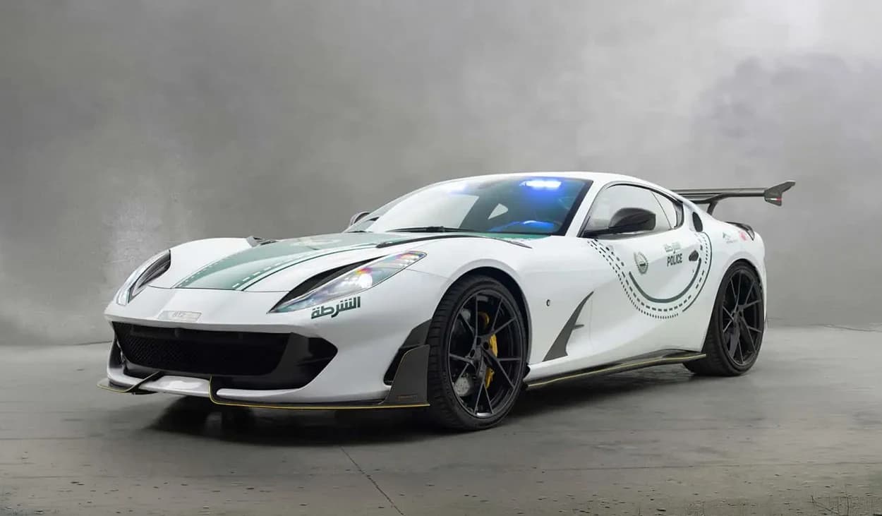 Poliția din Dubai a adăugat un Ferrari 812 Superfast modificat de Mansory