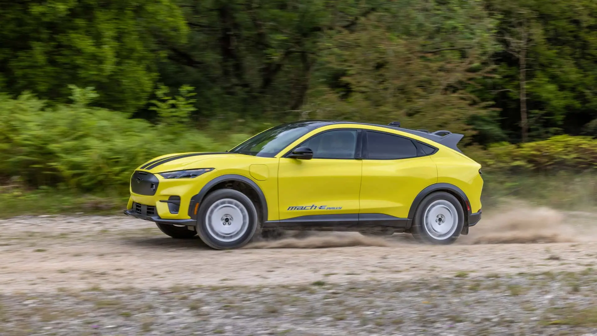 Ford se răzgândește și nu mai vrea să treacă complet la mașini electrice în Europa până în 2030