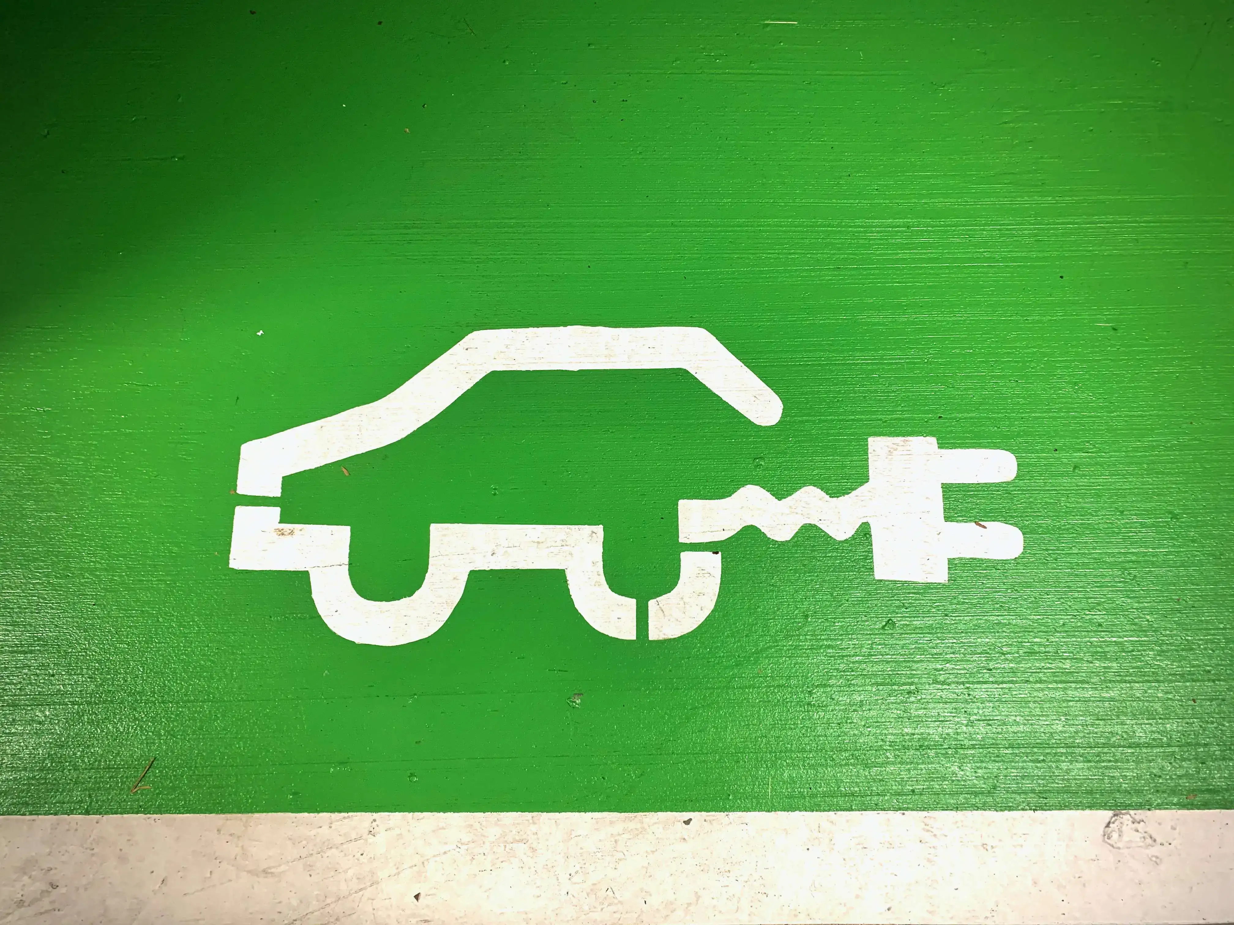 Electricele și hibridele câștigă teren în Europa. România urmează aceeași direcție, dar în alt ritm