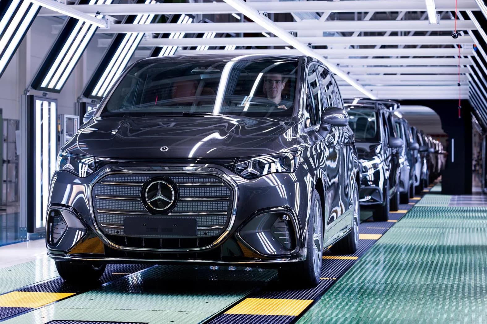 Începerea producției noului Mercedes-Benz VLE electric la fabrica din Spania