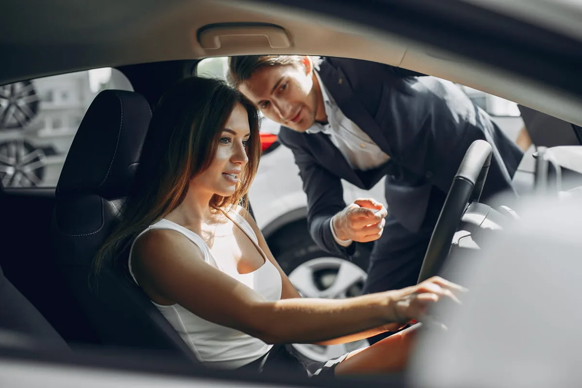 Închiriezi o mașină pentru prima dată? Ce trebuie să știi despre preluare și predare