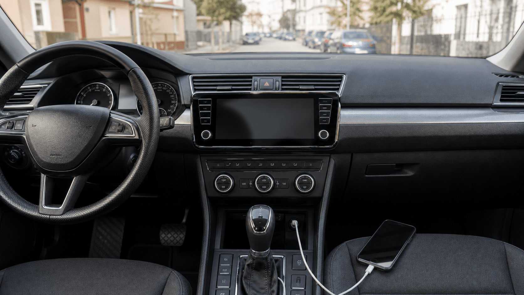 Sistem multimedia și infotainment la mașină second-hand în 2026: ce verifici la CarPlay, Android Auto, ecran, update-uri și comenzi