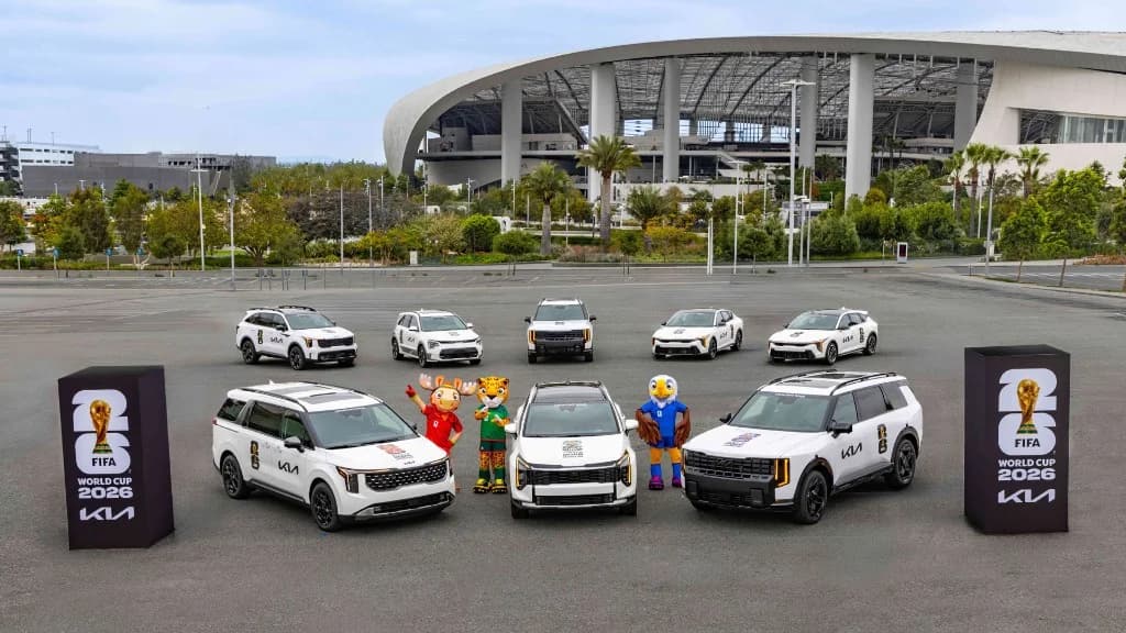 Kia marchează o etapă importantă la Campionatul Mondial de Fotbal FIFA 2026™ cu predarea oficială a automobilelor de curtoazie