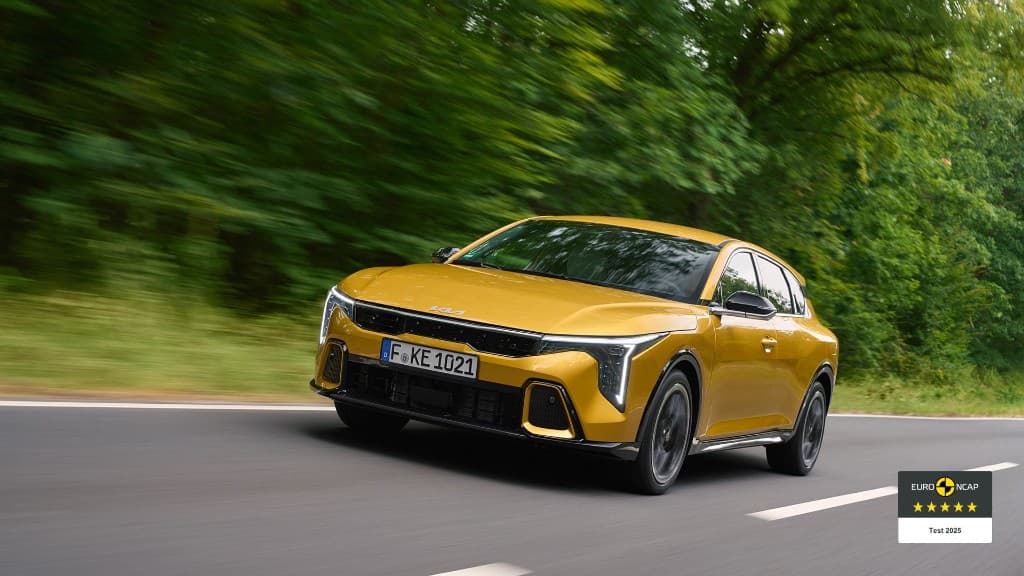 Kia K4, echipată cu pachetul de siguranță, obține cinci stele la testele Euro NCAP