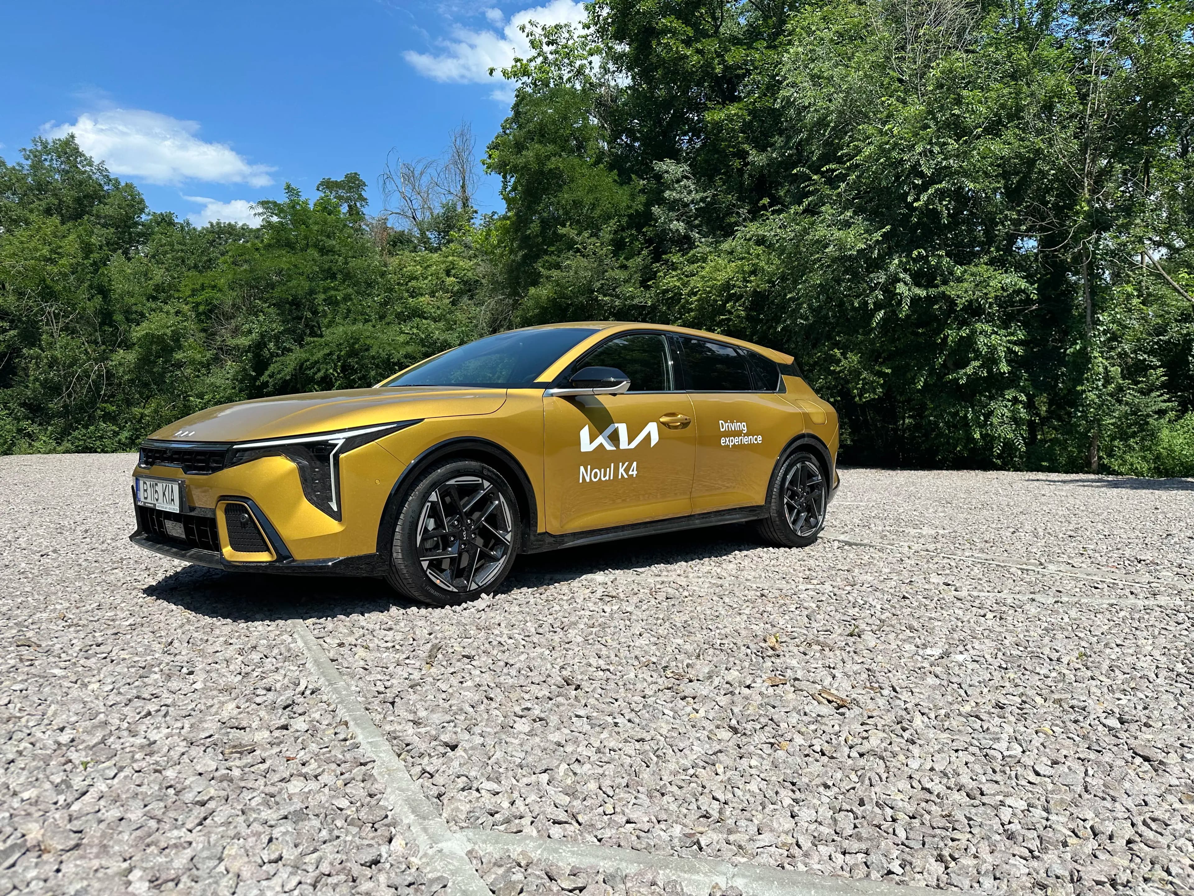 Test drive Kia K4: compacta care refuză moda SUV-urilor