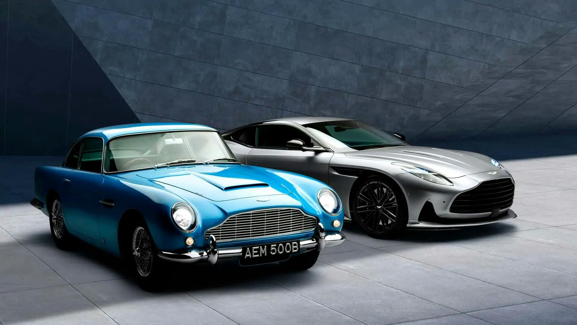 Aston Martin DB5 împlinește 60 de ani, pozează alături de noul DB12