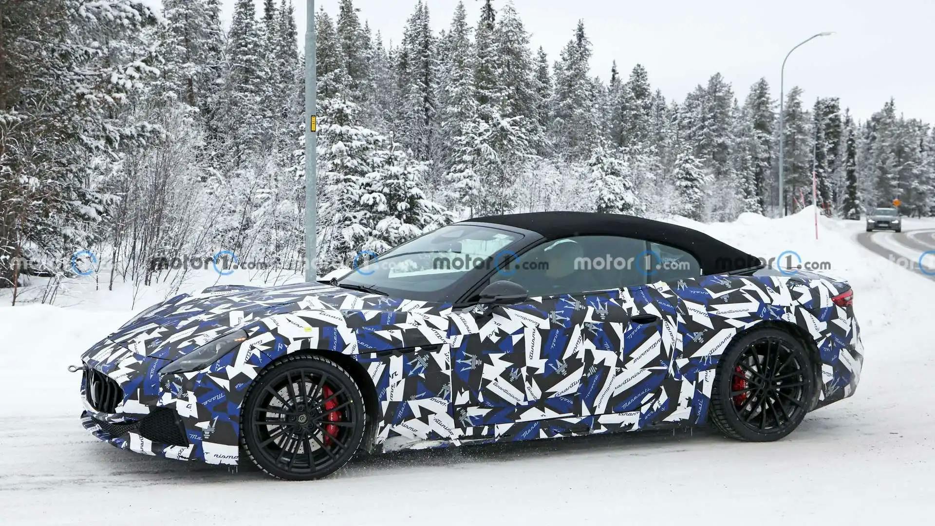 Maserati GranCabrio a fost surprins în testele pe zăpadă