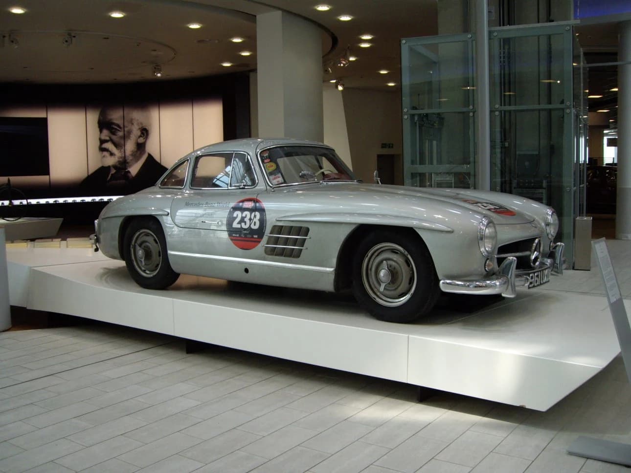 De ce Mercedes-Benz 300 SL avea portiere care se deschideau în sus