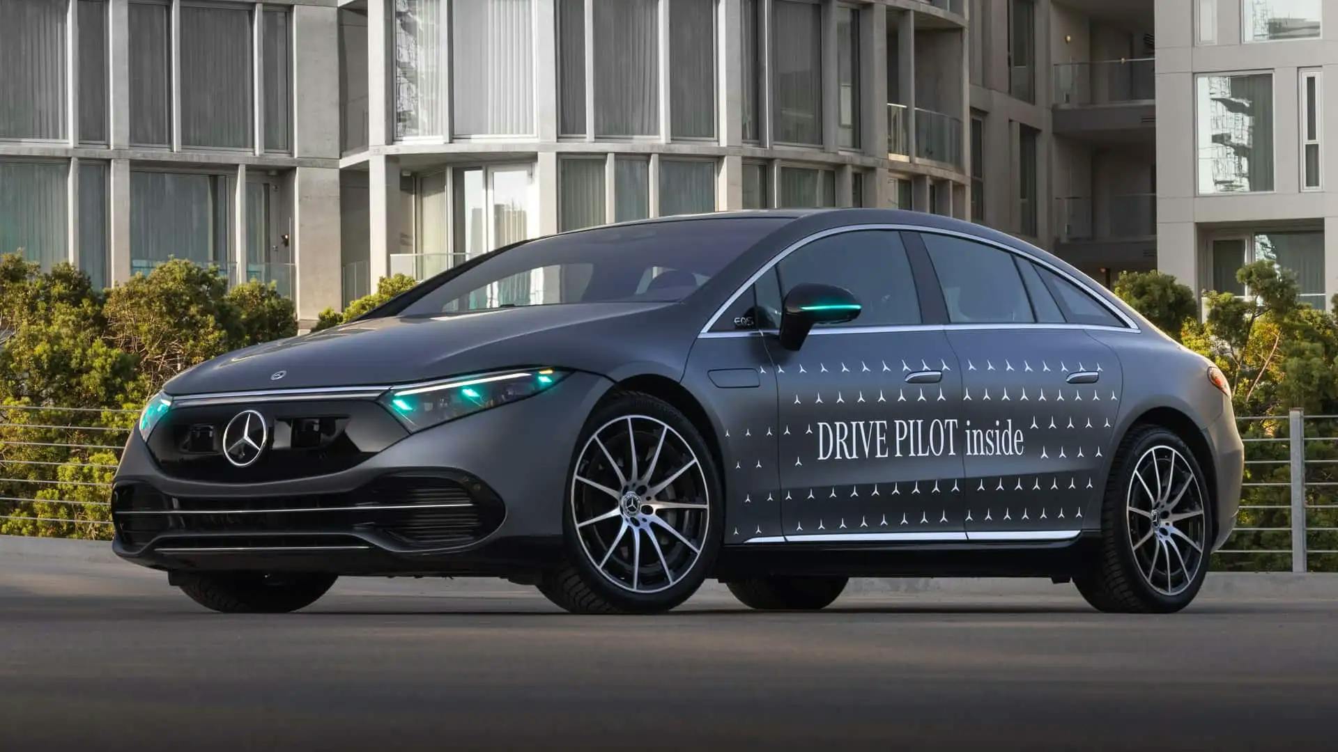 Mercedes-Benz introduce indicatorii luminoși pentru conducerea autonomă