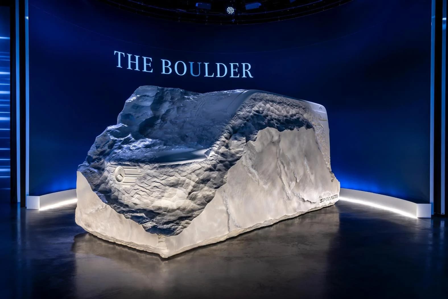 Mercedes-Benz lansează o sculptură ce prefigurează noua generație Sprinter.