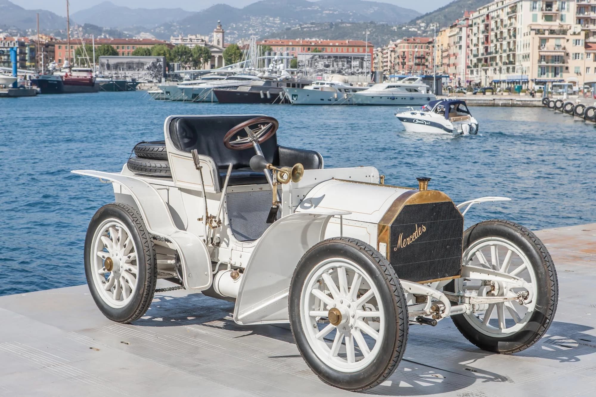 Mercedes-Benz sărbătorește 125 de ani de la lansarea primei mașini Mercedes