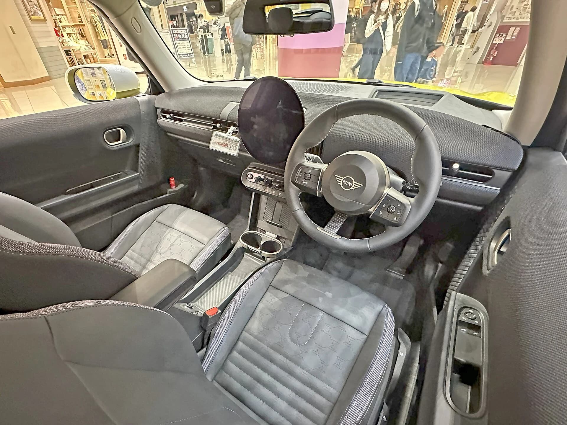 MINI păstrează displayul rotund, chiar dacă interfața nu este ușor de folosit