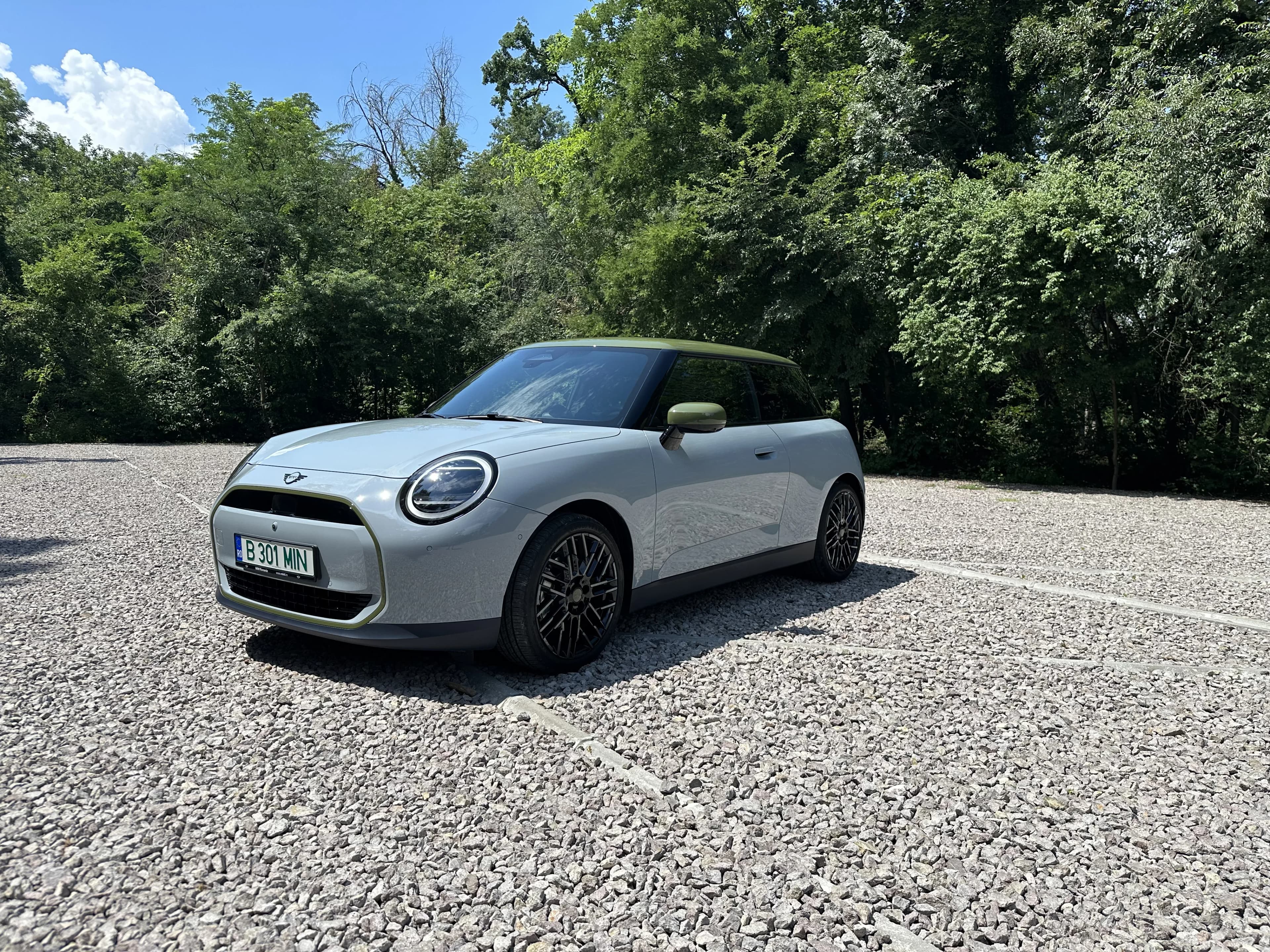 Test drive MINI Cooper E Paul Smith Edition – MINI-ul electric care pune stilul înaintea cifrelor mari