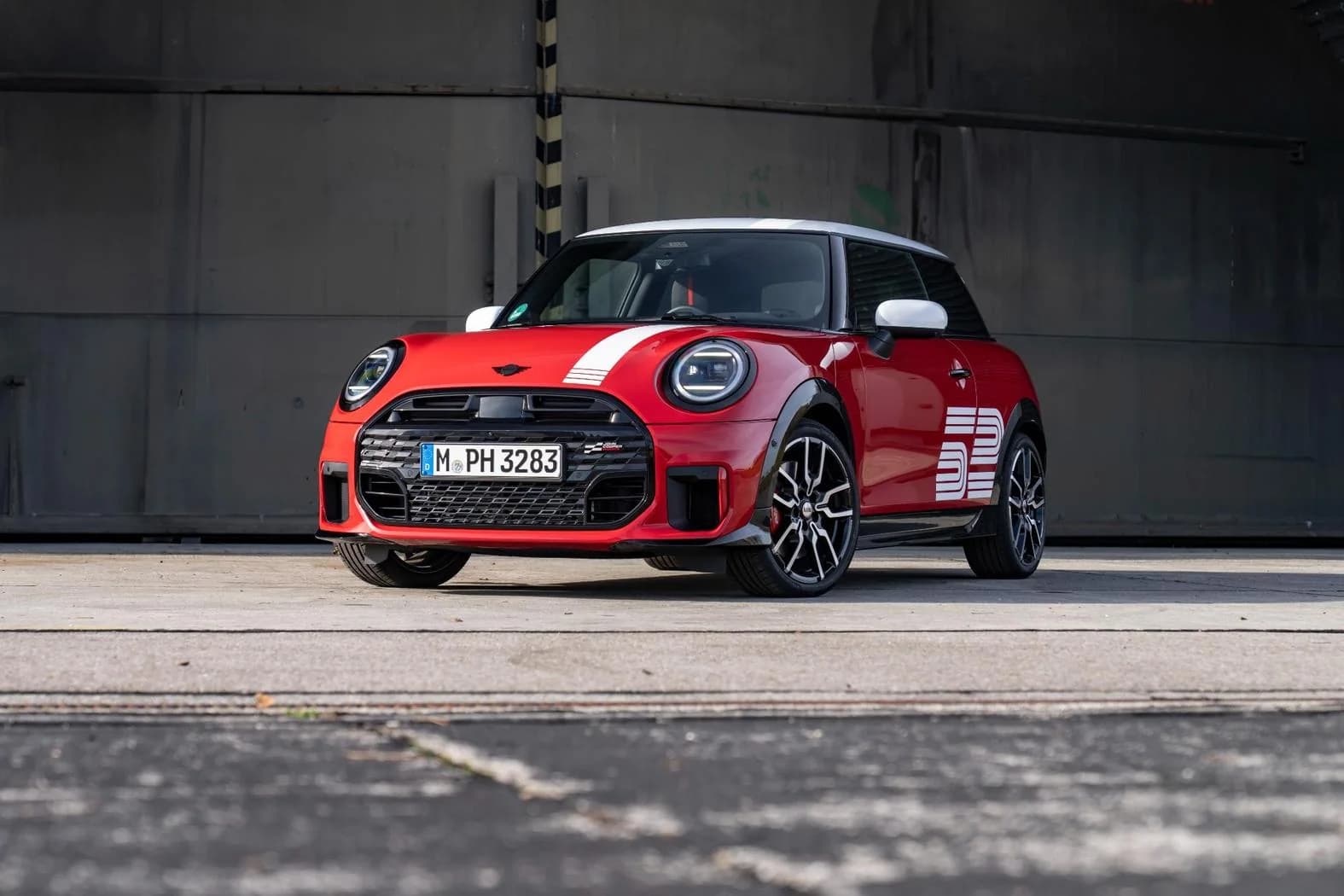 MINI JCW: accesorii originale care accentuează look-ul de motorsport