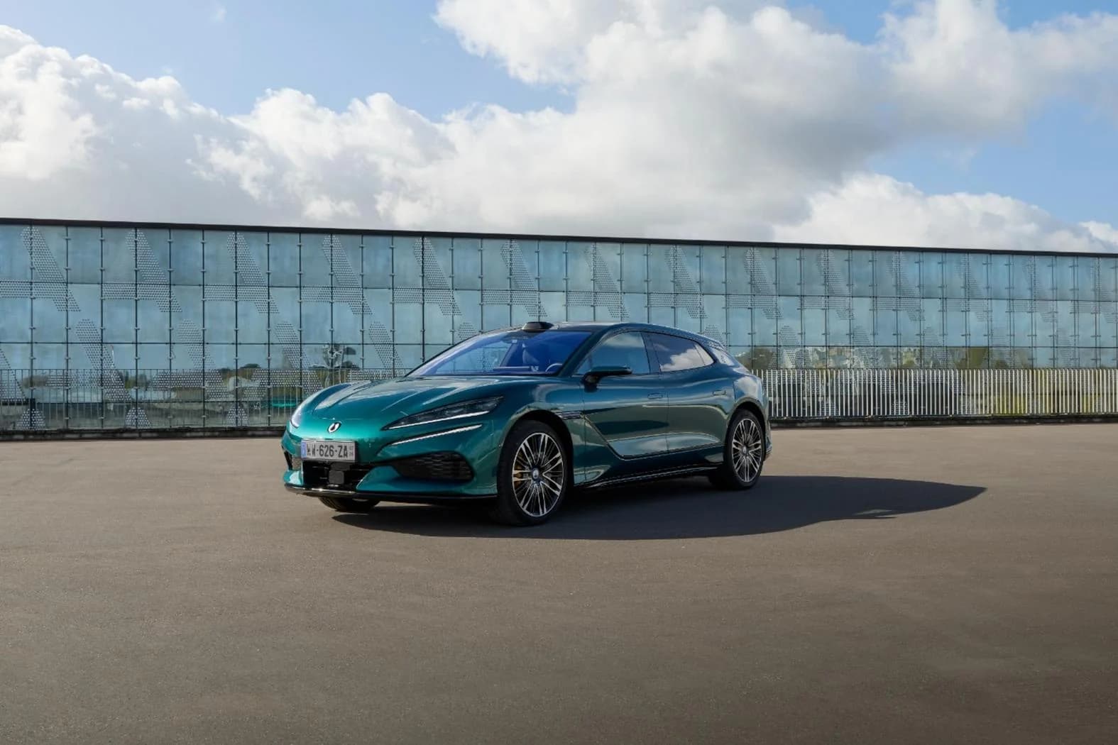 Noul model electric chinezesc de 1156 CP Denza Z9 GT ajunge pe piața europeană