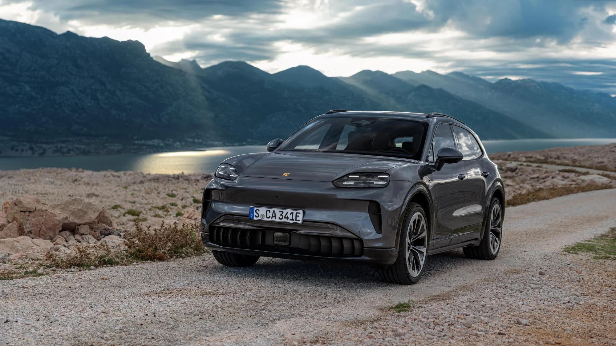 Porsche adaugă uși electrice și încărcare wireless pentru Cayenne Electric