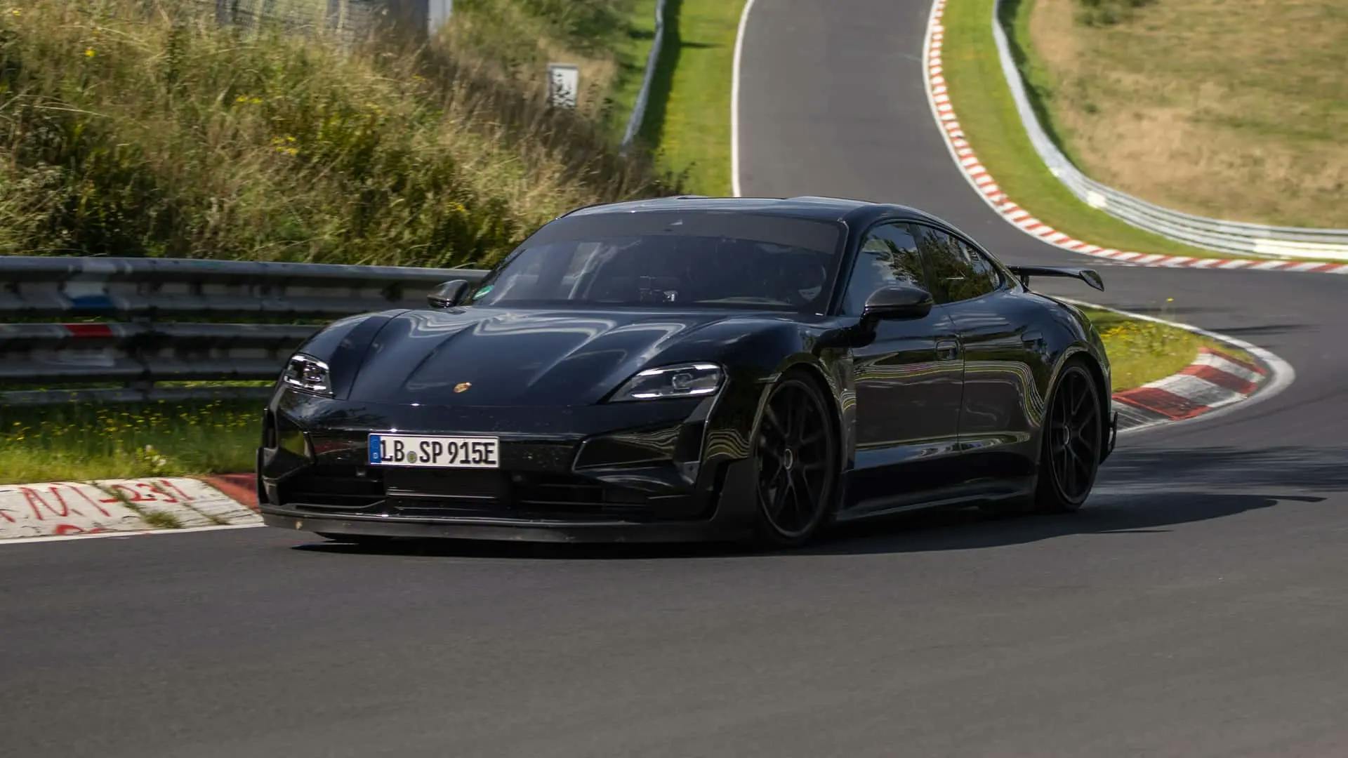 Noul Porsche Taycan zdrobește recordul Tesla Model S Plaid cu un timp de 7:07 pe Nurburgring
