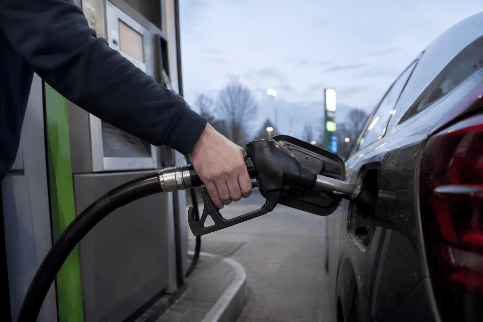 Benzina ajunge la un nou record, iar motorina trece din nou de 10 lei pe litru