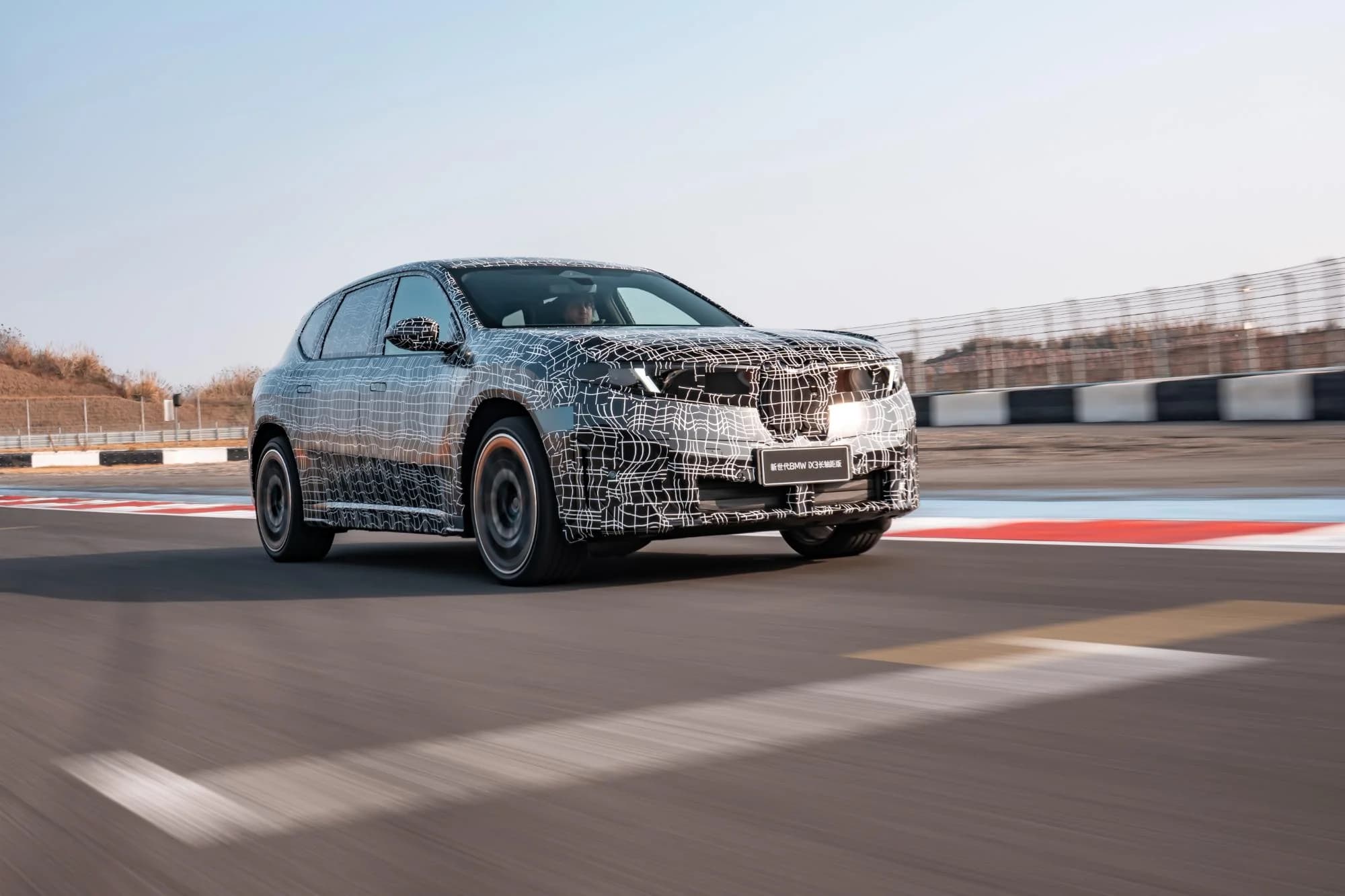 Primele imagini oficiale cu BMW iX3 long version pentru China
