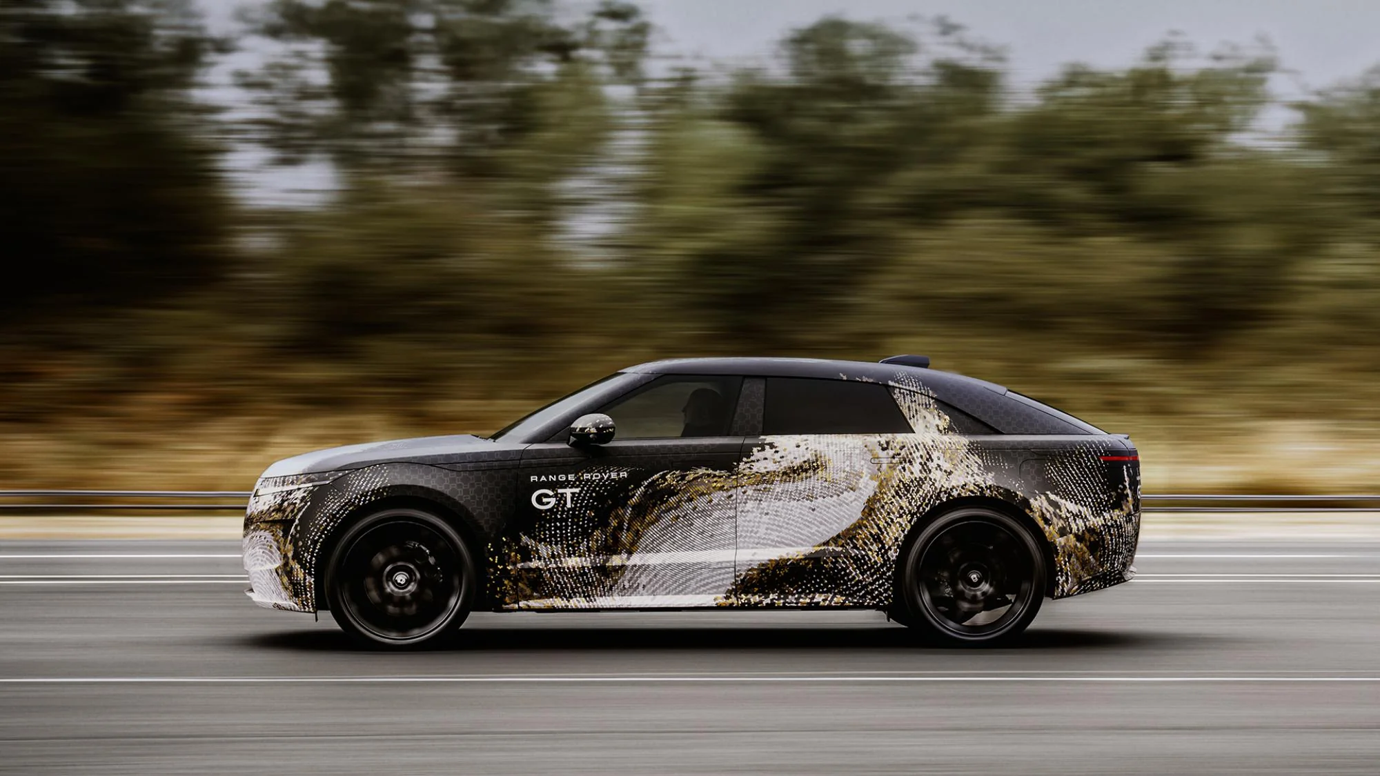 Range Rover GT apare în primele imagini oficiale: SUV coupe electric de performanță