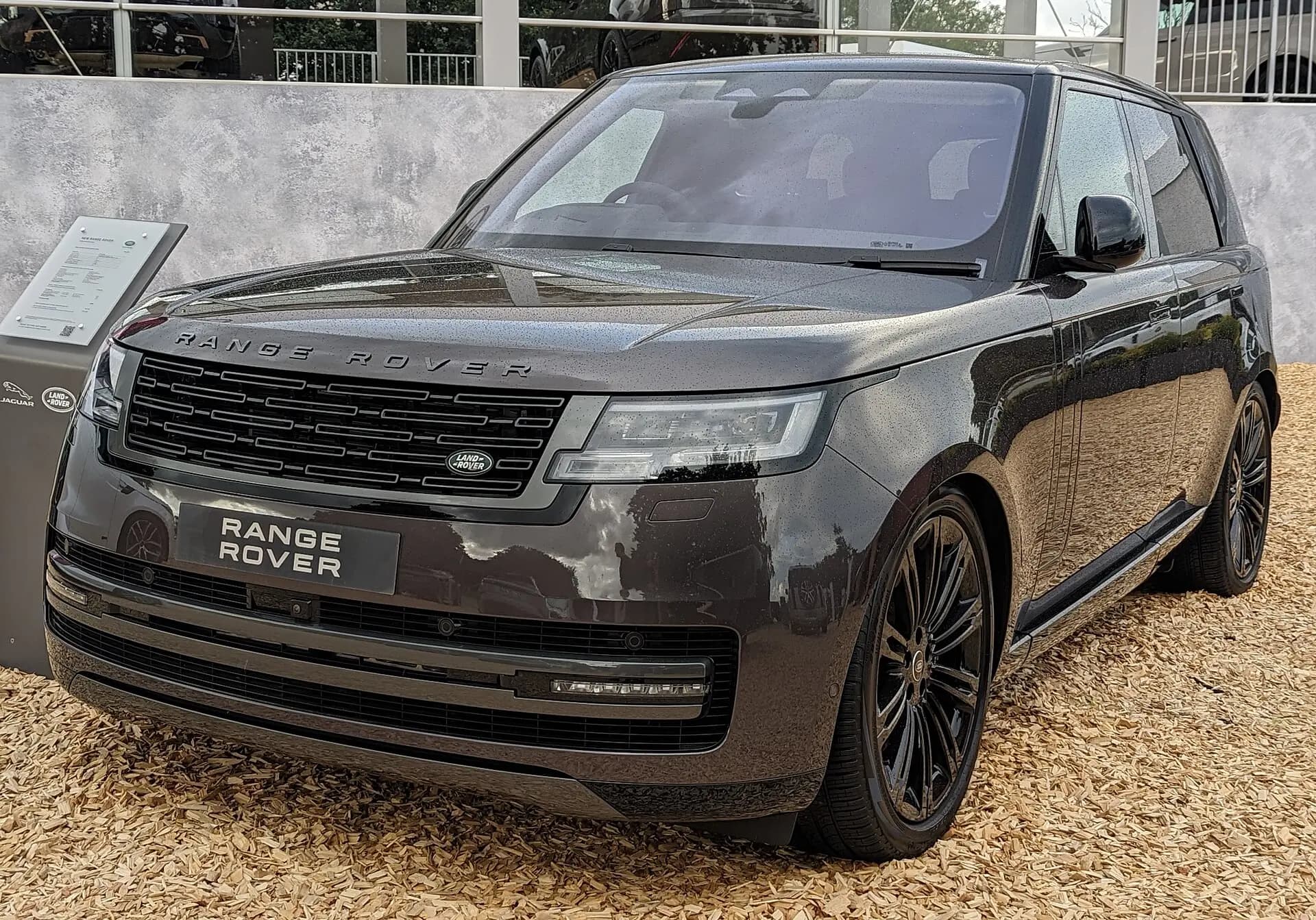 Rechemare pentru aproape 94.000 de Range Rover: apa poate afecta camera de marșarier
