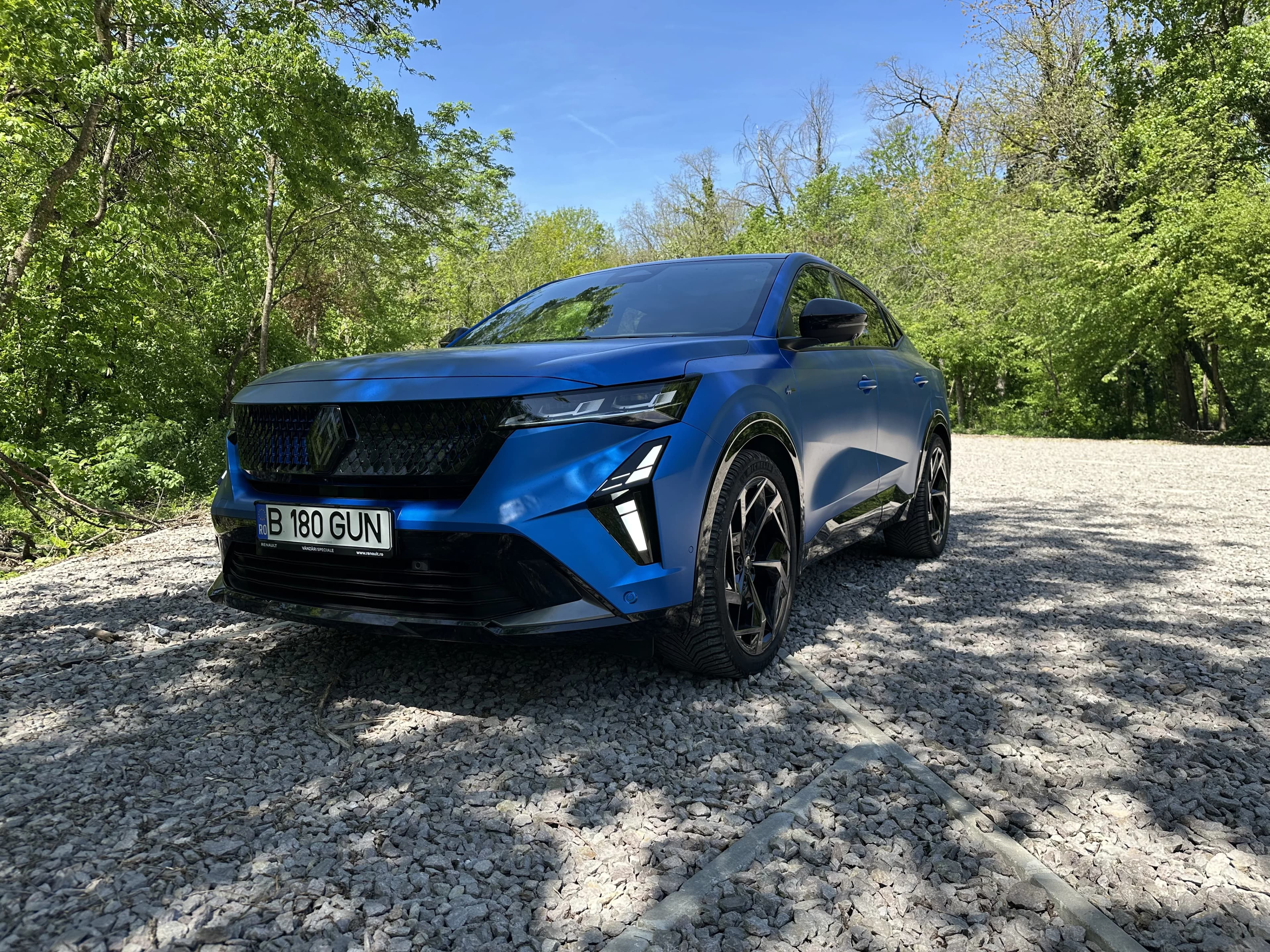 Test drive Renault Rafale E-Tech 4x4 300 PHEV: SUV-ul coupe care vrea să fie și elegant, și eficient, și sportiv