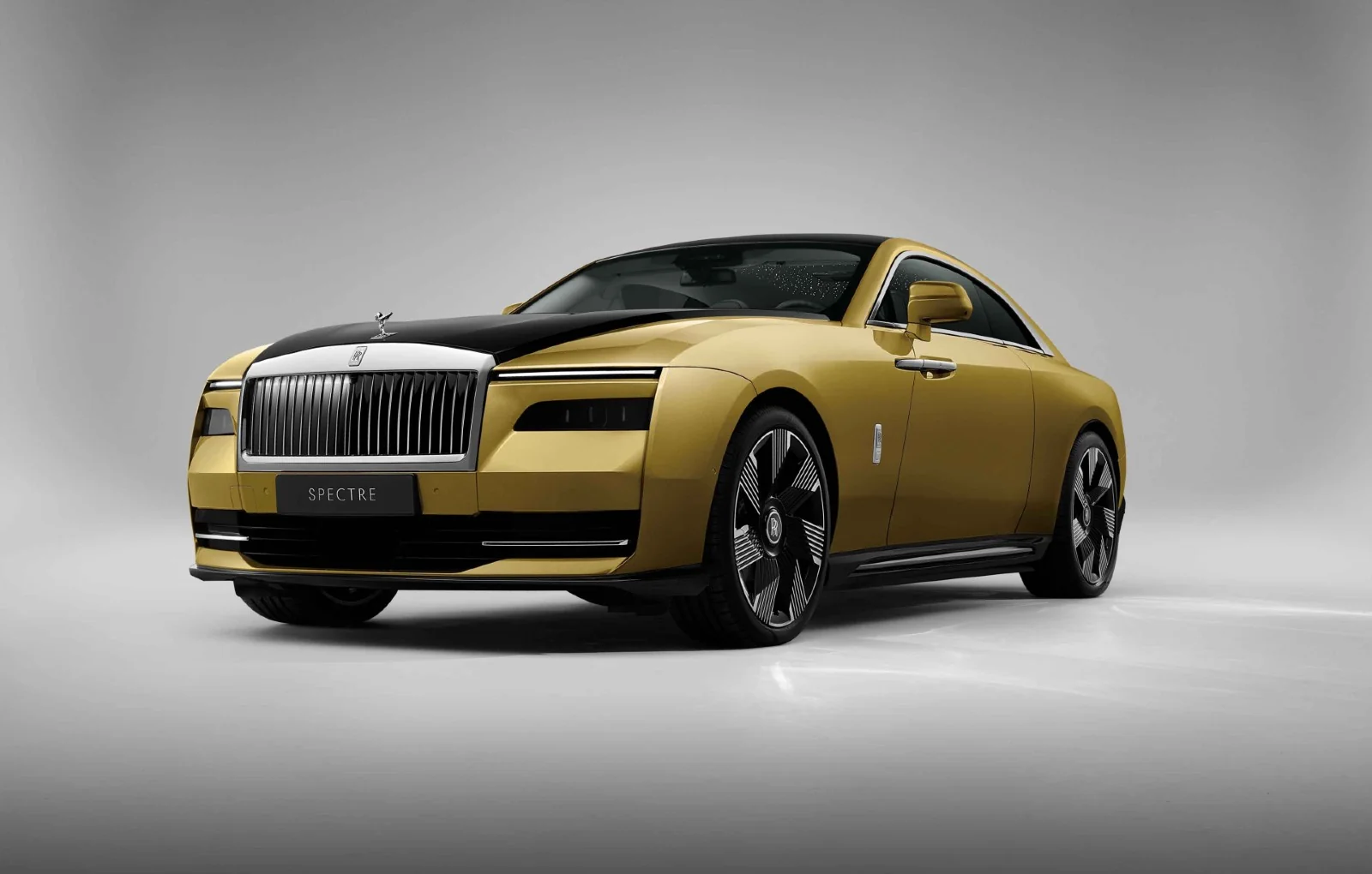 Rolls-Royce renunță la electrificare și menține motorul V12 în modele viitoare