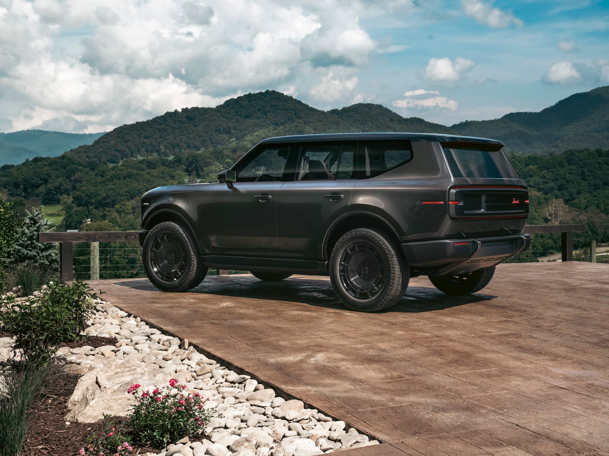 Scout arată două versiuni spectaculoase ale SUV-ului Traveler: una luxoasă și una pregătită pentru teren greu