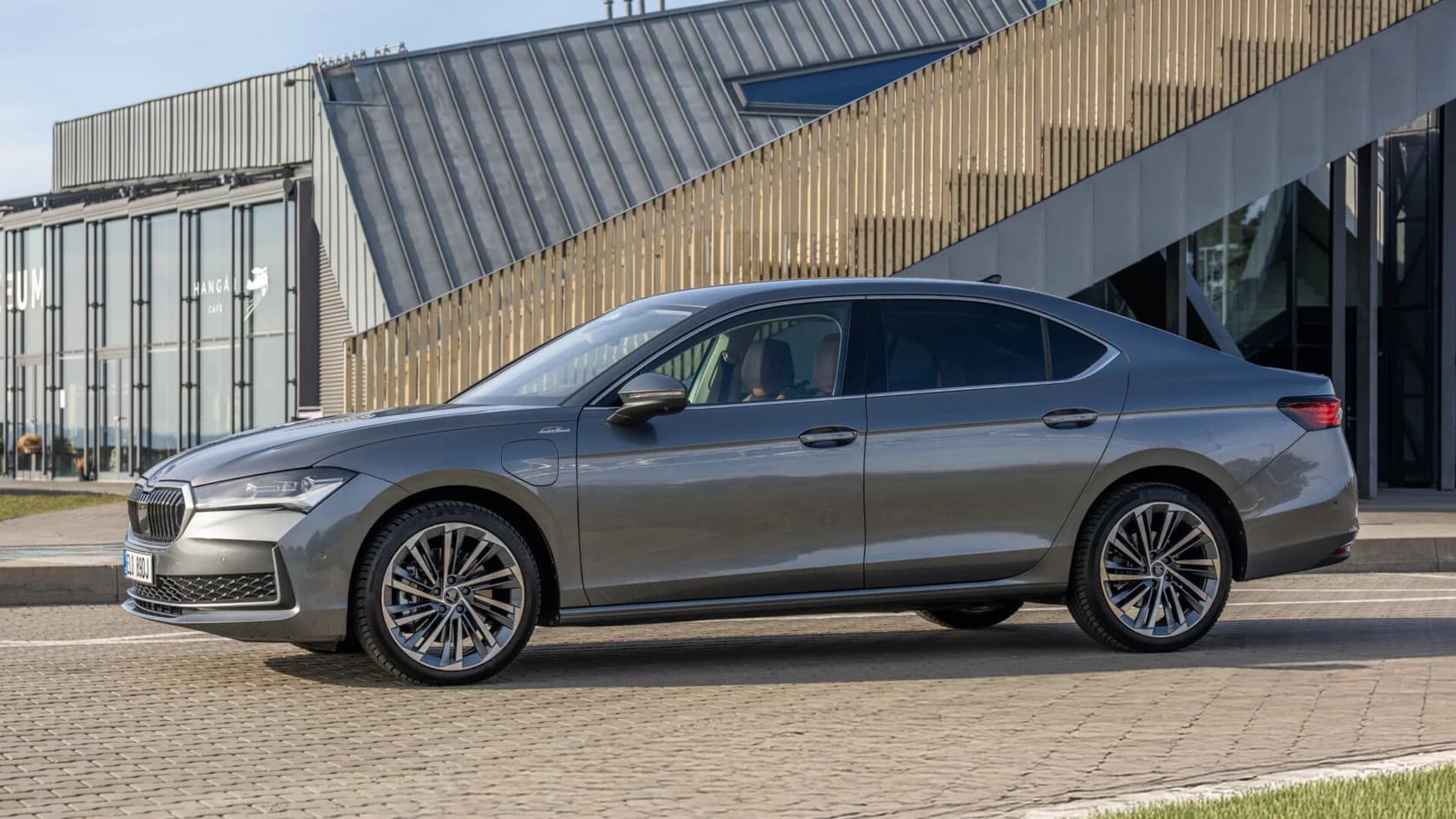 Skoda Superb primește o nouă motorizare plug-in hybrid de 272 cai putere