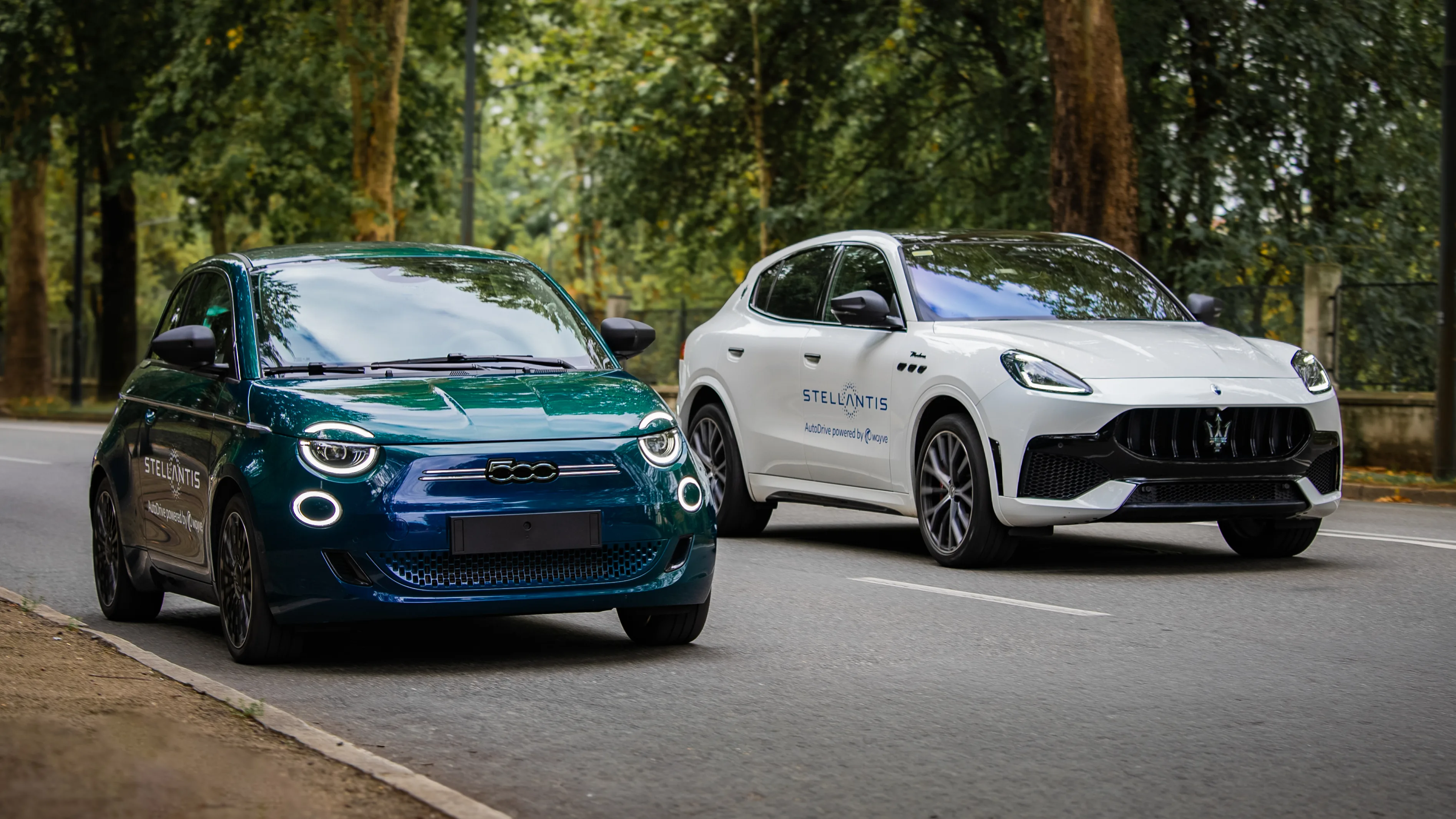 Stellantis testează cu Fiat 500e și Maserati Grecale un sistem de conducere asistată bazat pe AI