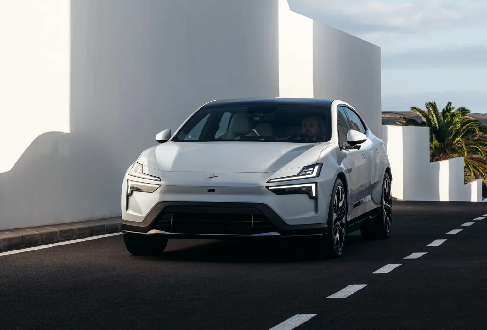 Suspensie modernizată și dotări standard extinse pentru Polestar 4