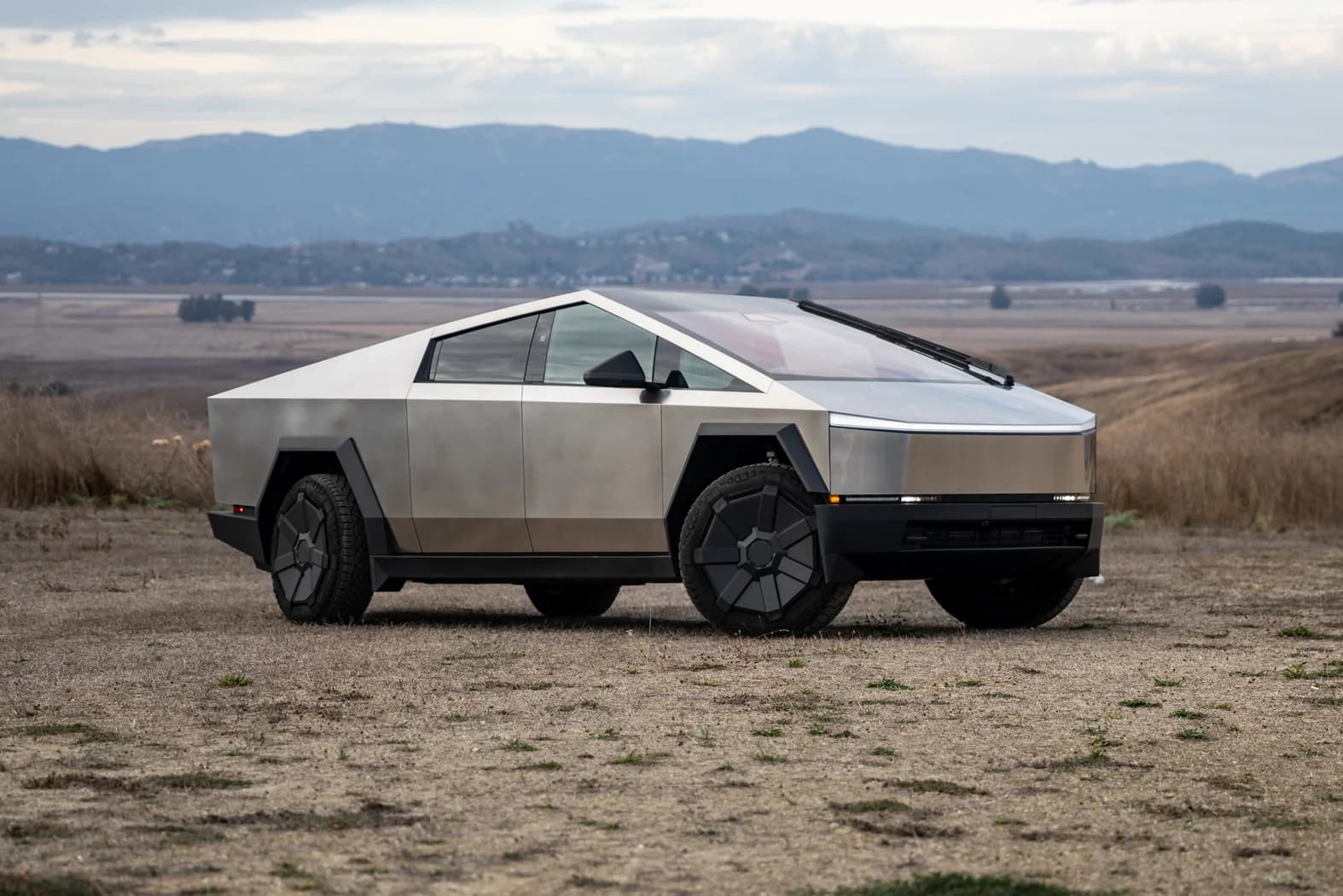 Tesla Cybertruck lansează o versiune mai accesibilă pentru creșterea vânzărilor