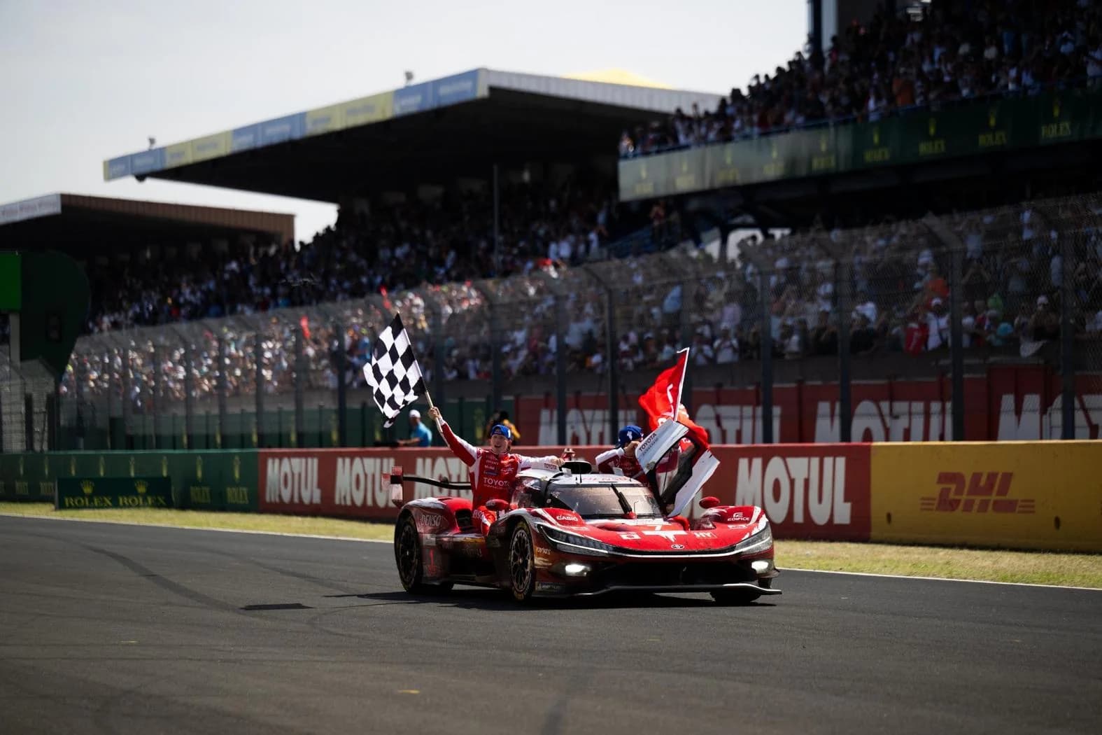 Toyota câștigă cursa de 24 de ore de la Le Mans după o competiție strânsă cu BMW și Cadillac