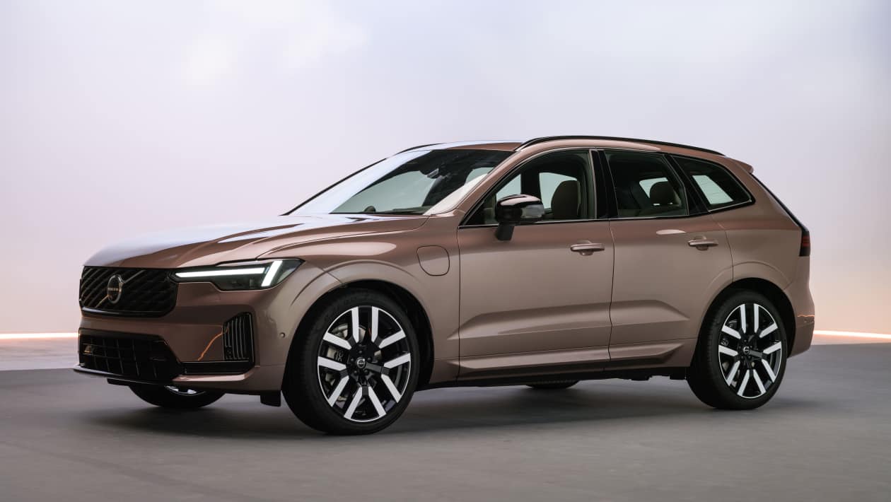 Noul Volvo XC60 plug-in hybrid promite 200 km electric și primește un nou design