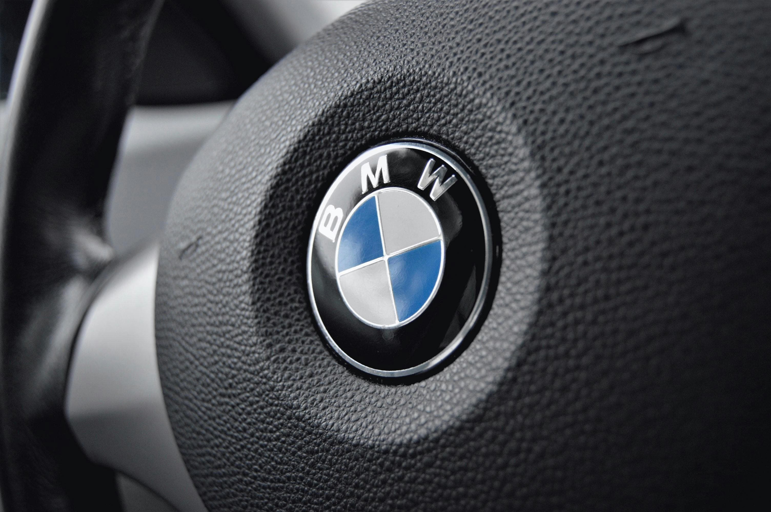 Șeful BMW avertizează asupra consecințelor interzicerii mașinilor cu motoare termice din 2035