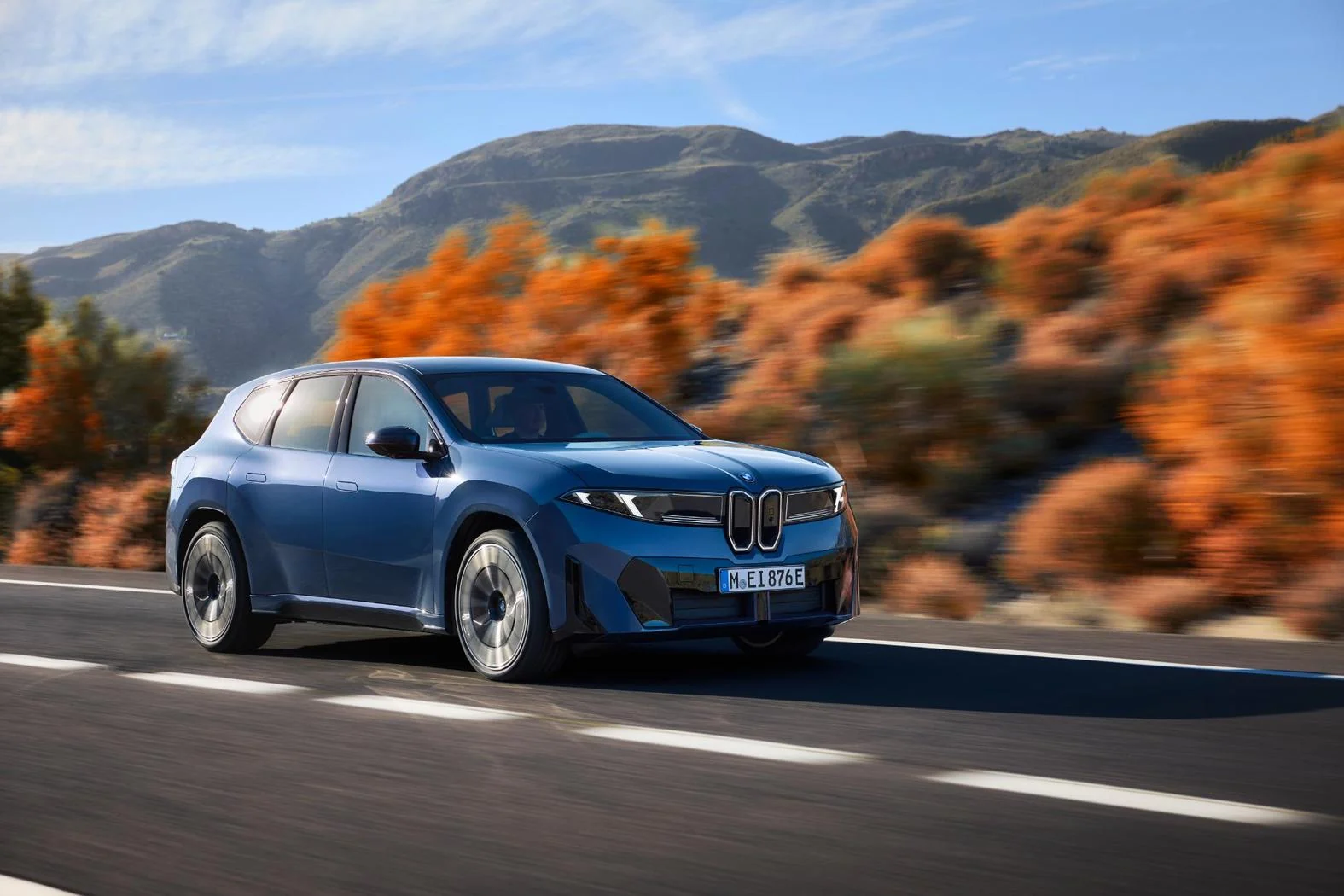 Noul BMW iX3 înregistrează peste 50.000 de comenzi și devine un succes major