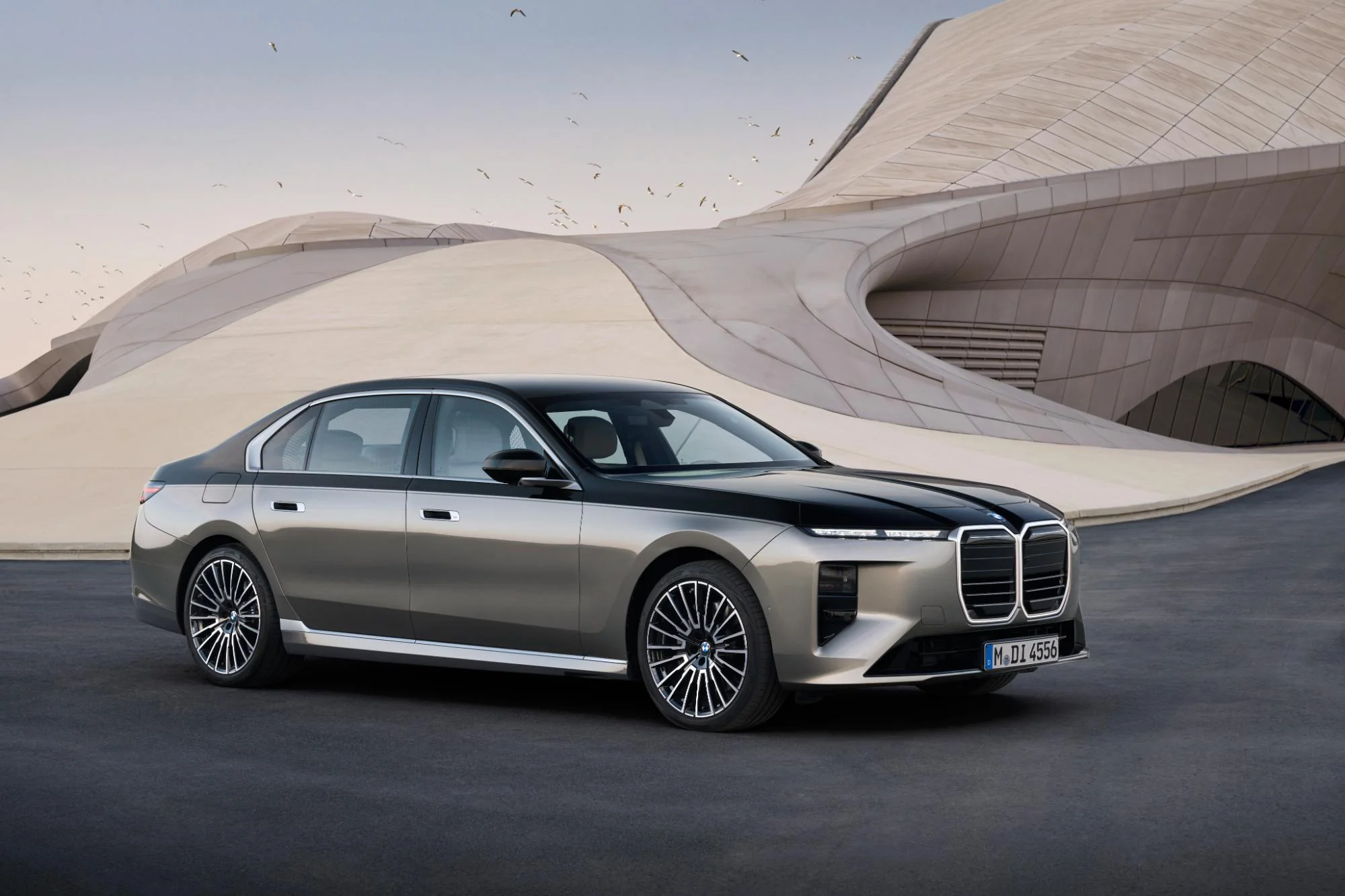 Noul BMW Seria 7 facelift cu ecran pentru pasager și autonomie de 727 km la versiunea electrică