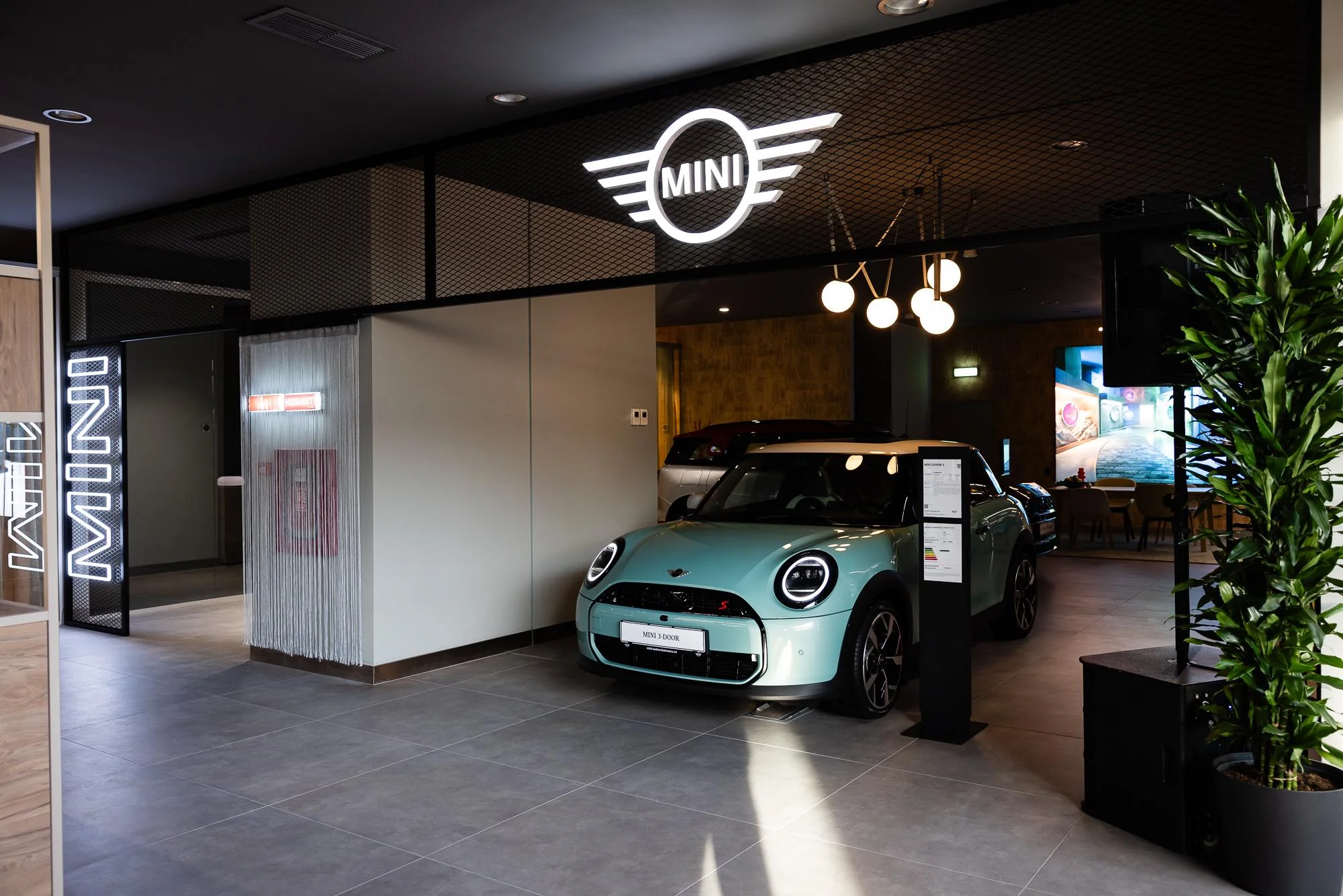 Primul showroom BMW și MINI complet renovat din București, acum deschis publicului