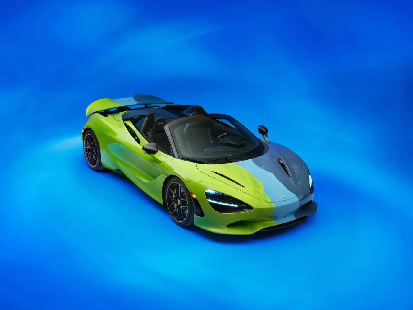 McLaren prezintă modelul special 750S în parteneriat cu artista Nat Bowen