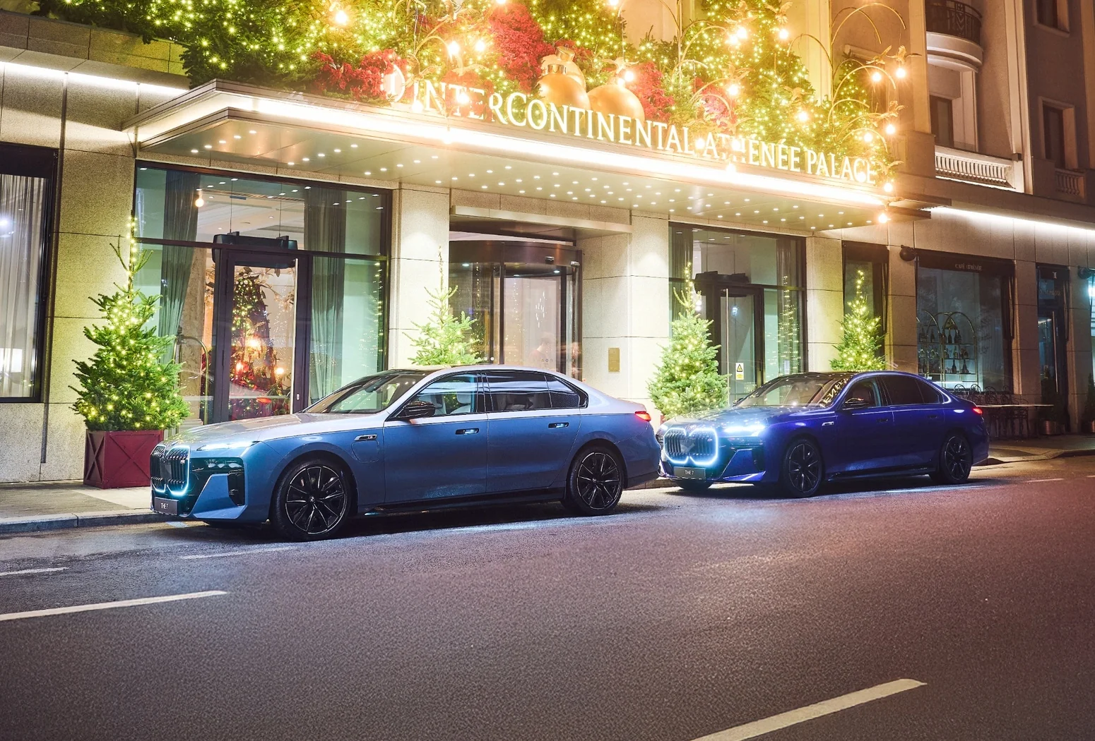 Două BMW Seria 7 unice, cu vopsea de 22.000 de euro, expuse în București